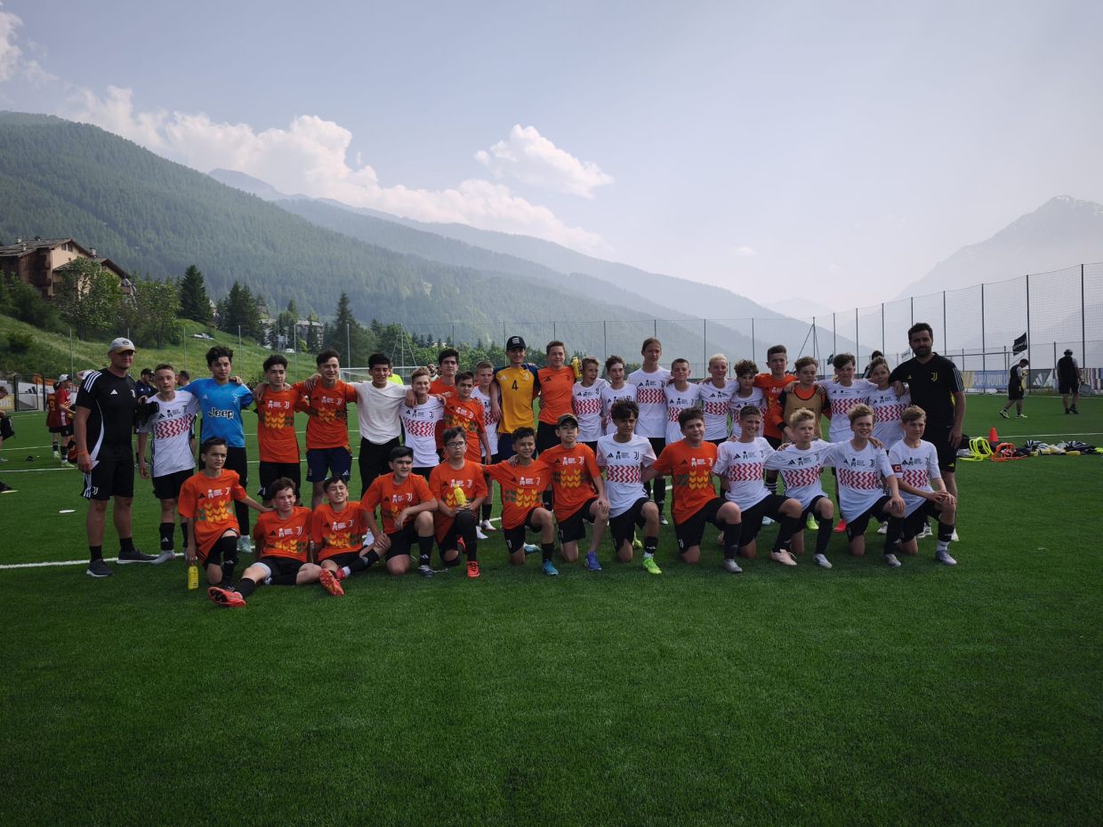 Sauze d’Oulx: debutto internazionale per il nuovo campo da calcio Sauze d’Oulx: debutto internazionale per il nuovo campo da calcio