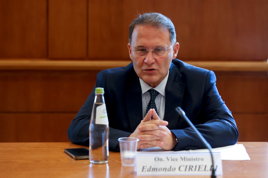 regionali in campania salgono le quotazioni di cirielli si profila la sfida con fico m5s