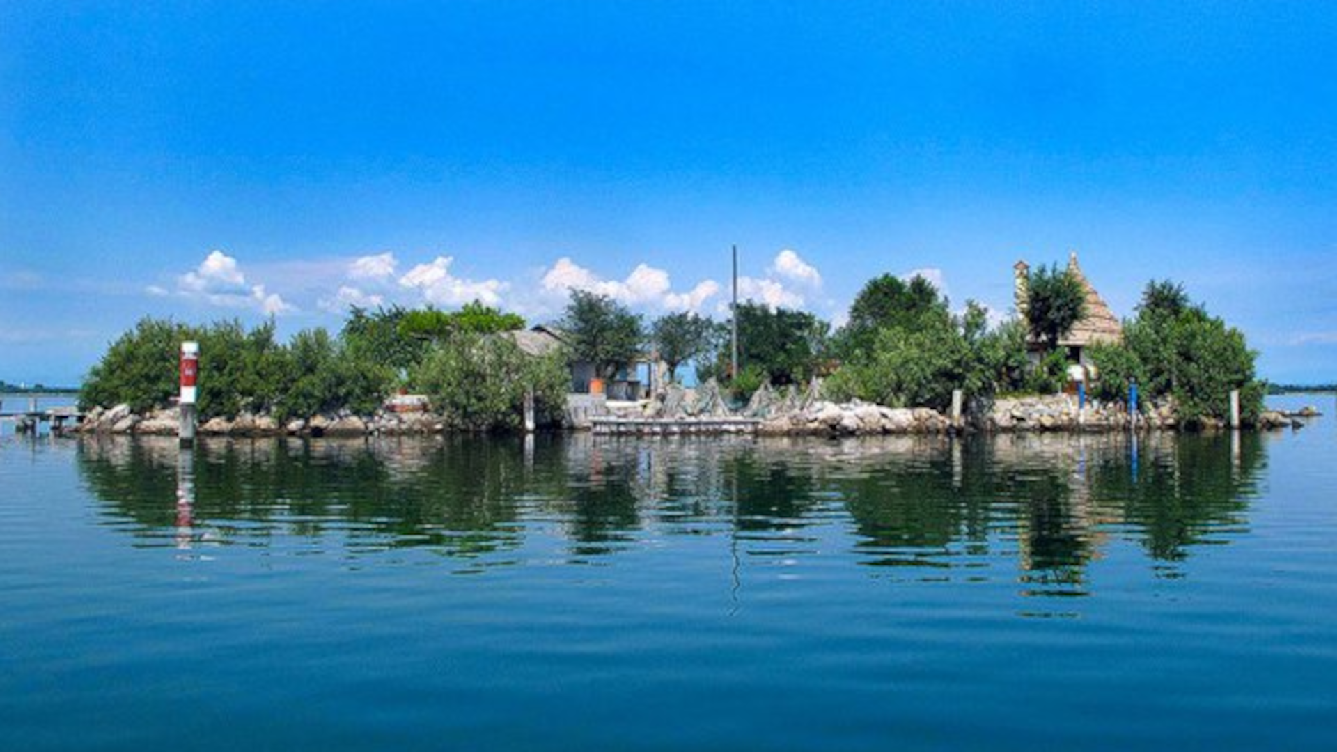 I casoni della Laguna di Grado: un viaggio tra silenzi, vento e memoria I casoni della Laguna di Grado: un viaggio tra silenzi, vento e memoria