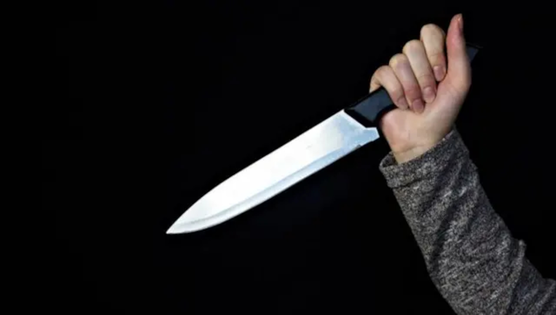 Firenze: cerca di accoltellare i poliziotti, ragazzina di 14 anni disarmata e arrestata Firenze: cerca di accoltellare i poliziotti, ragazzina di 14 anni disarmata e arrestata
