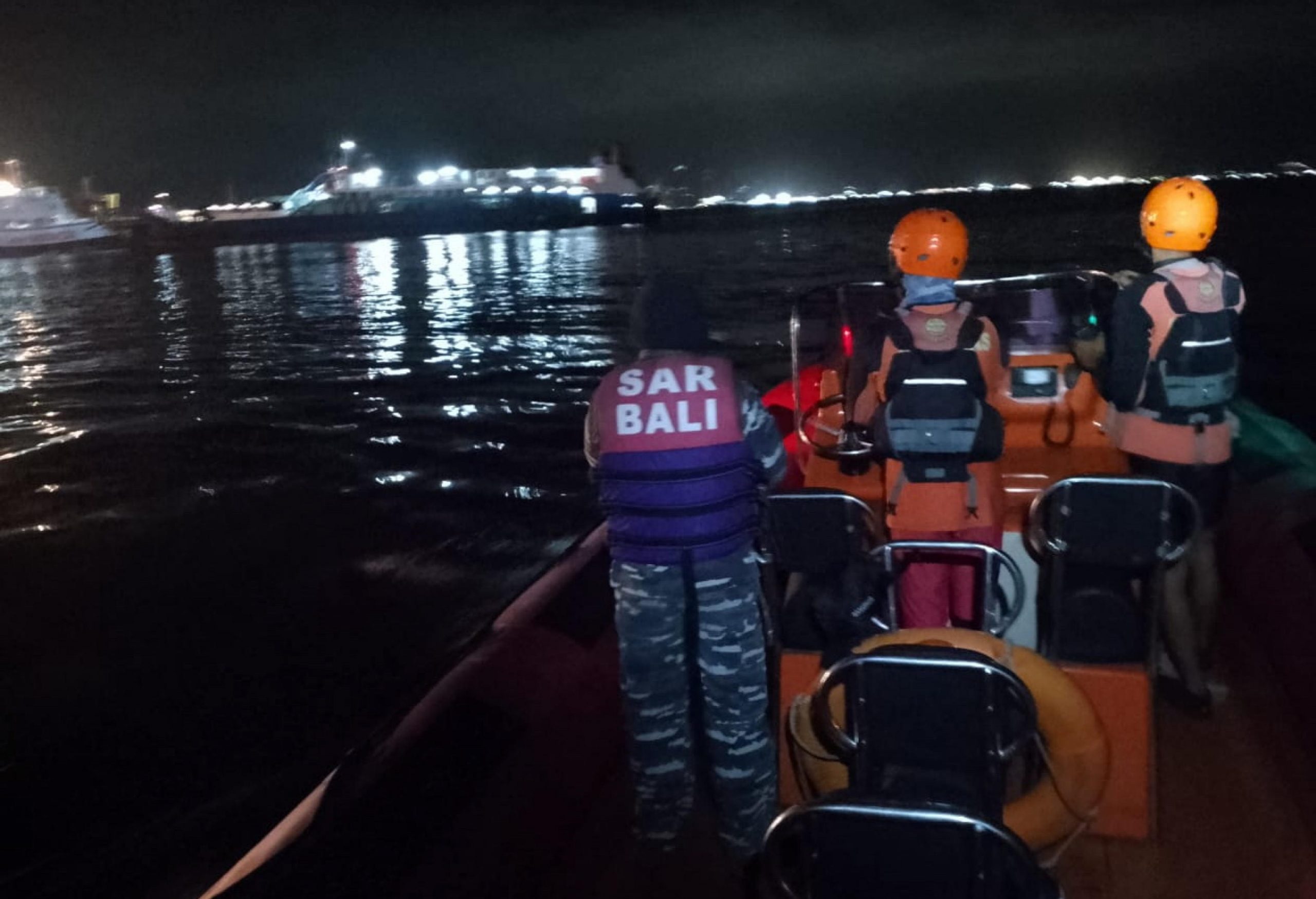 Affonda traghetto a Bali: quattro morti, decine di dispersi