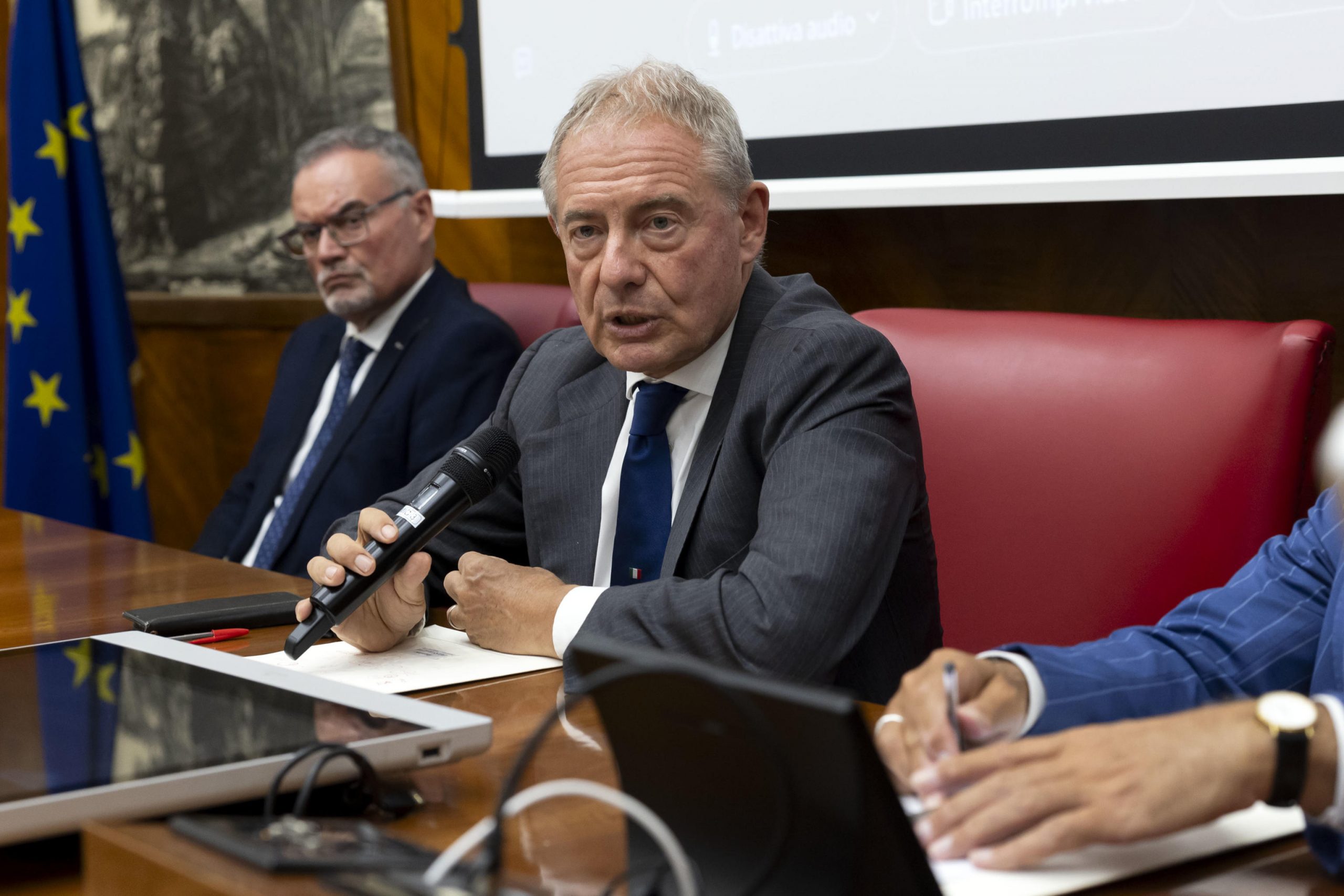 Ex Ilva, le cinque domande di Urso i due scenari di Emiliano Ex Ilva, le cinque domande di Urso i due scenari di Emiliano