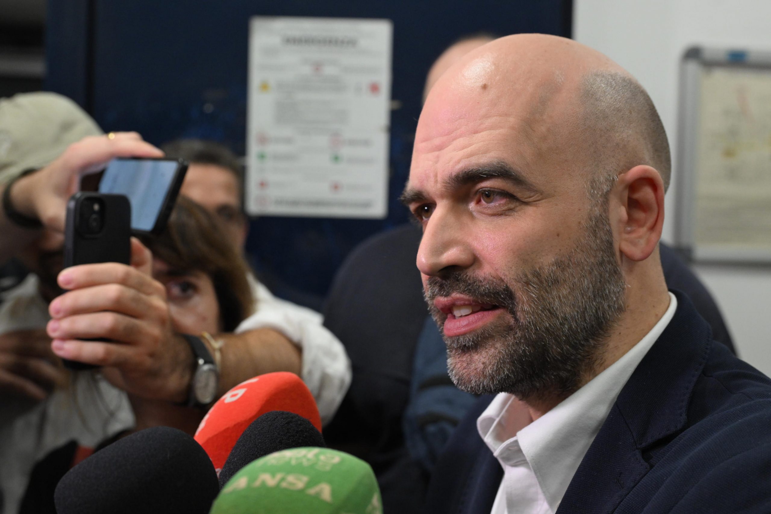 la leggenda dello scrittore col megafono