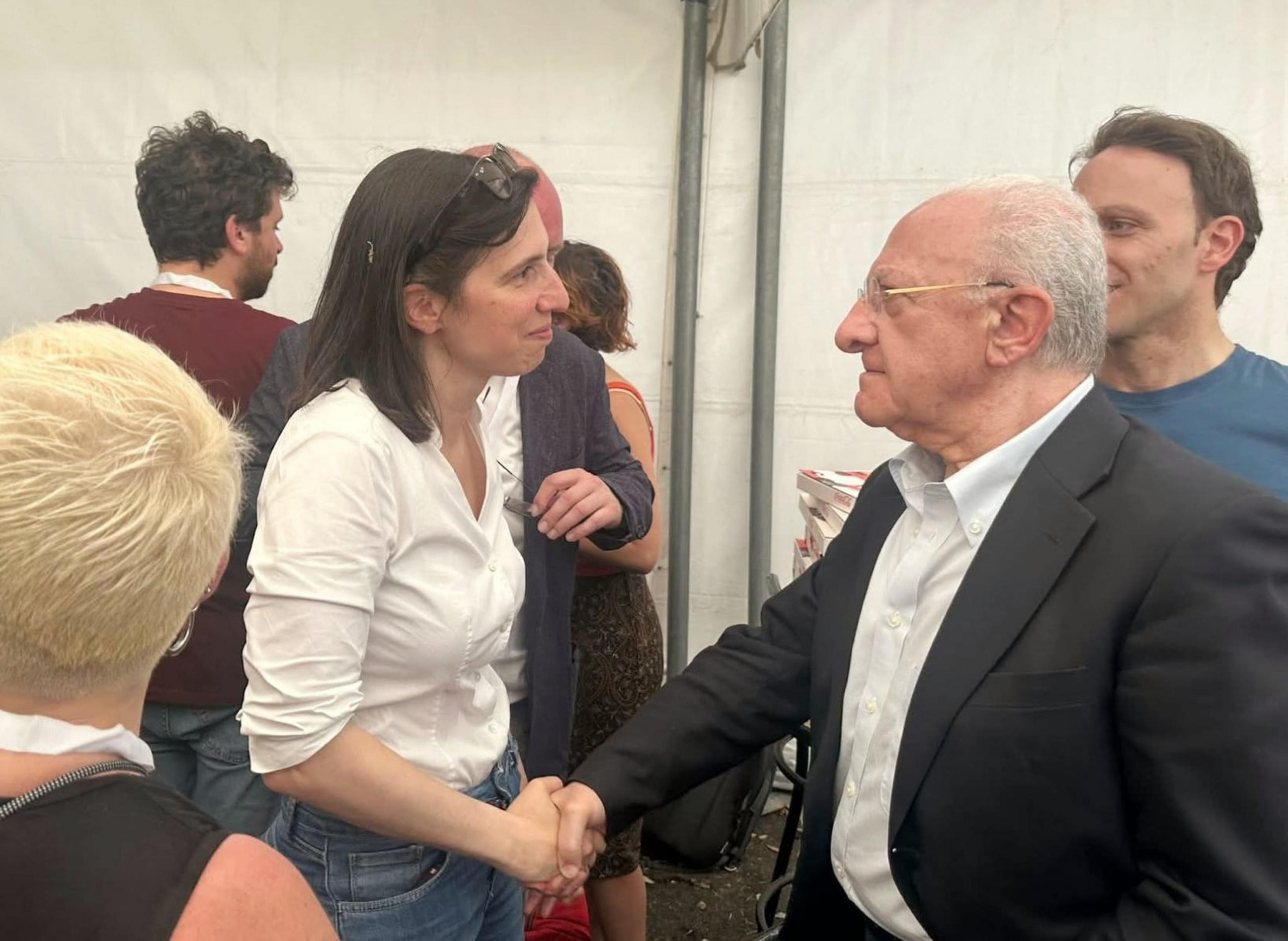 il pd nella morsa tra 5 stelle e de luca