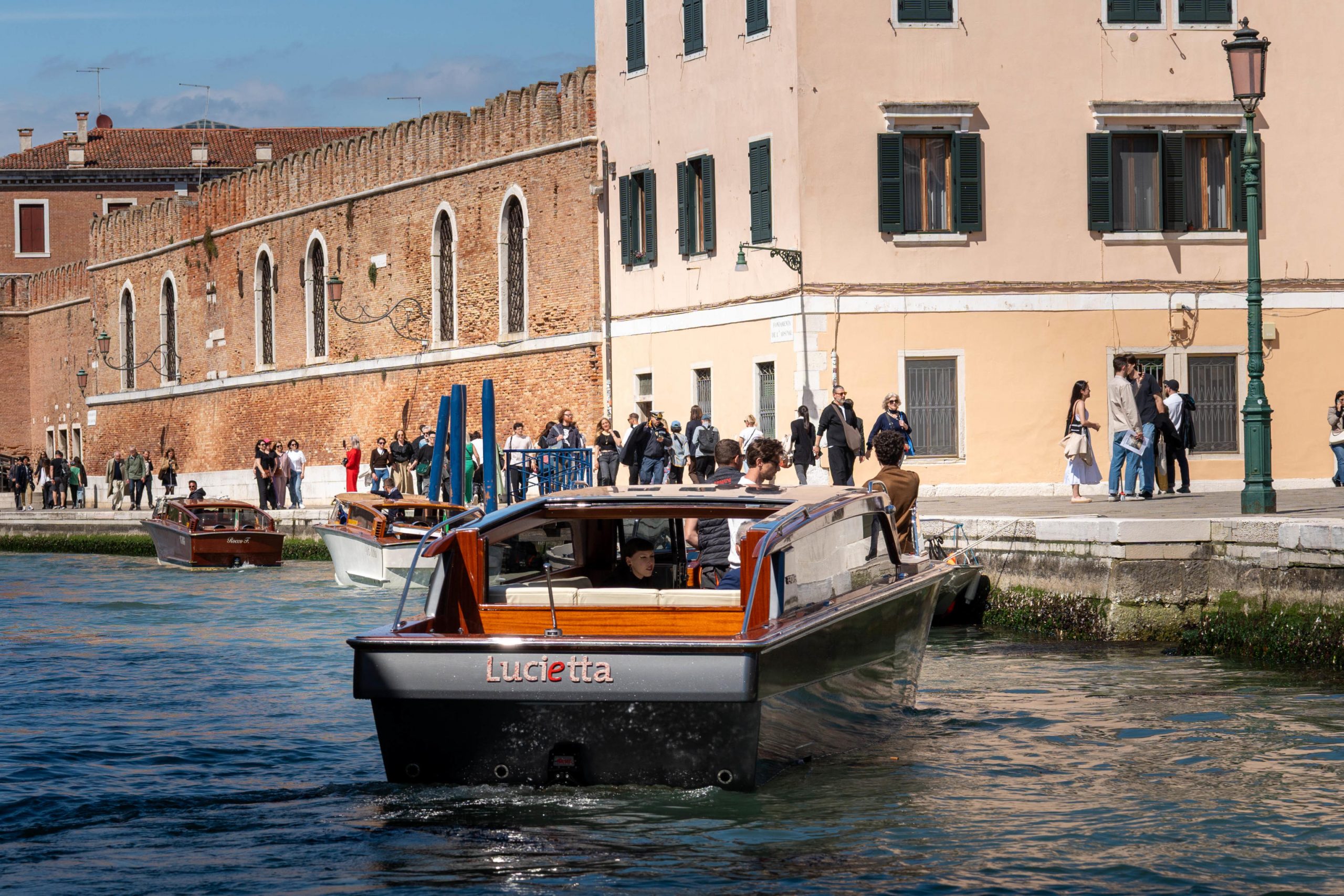 Murano, la manager e le mance ai tassisti: reintegrata dal giudice, ma sceglie l’uscita Murano, la manager e le mance ai tassisti: reintegrata dal giudice, ma sceglie l’uscita