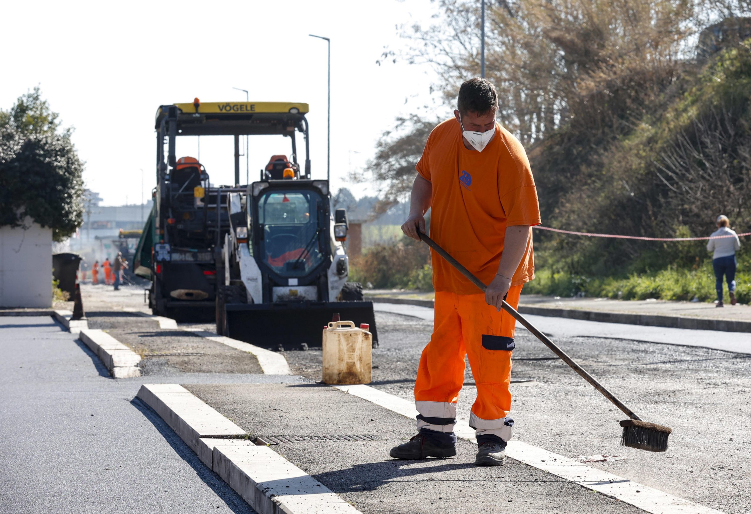 Minaccia col fucile gli operai perché hanno chiuso la strada Minaccia col fucile gli operai perché hanno chiuso la strada