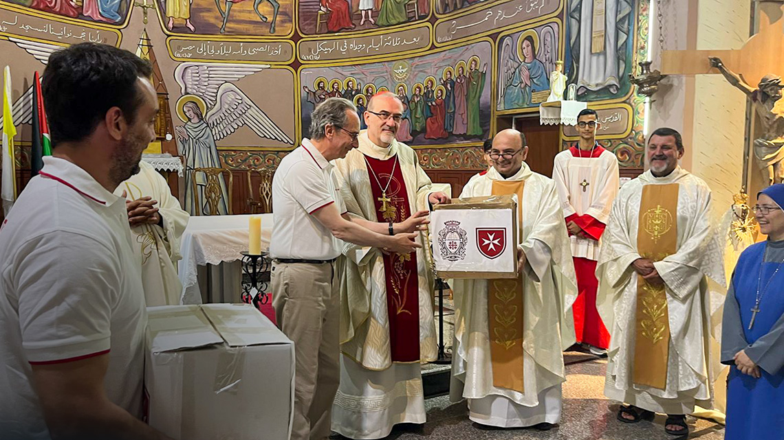 Israele non risparmia niente e nessuno: colpita la chiesa cattolica della Sacra famiglia, ferito Padre Gabriel Romanelli Israele non risparmia niente e nessuno: colpita la chiesa cattolica della Sacra famiglia, ferito Padre Gabriel Romanelli