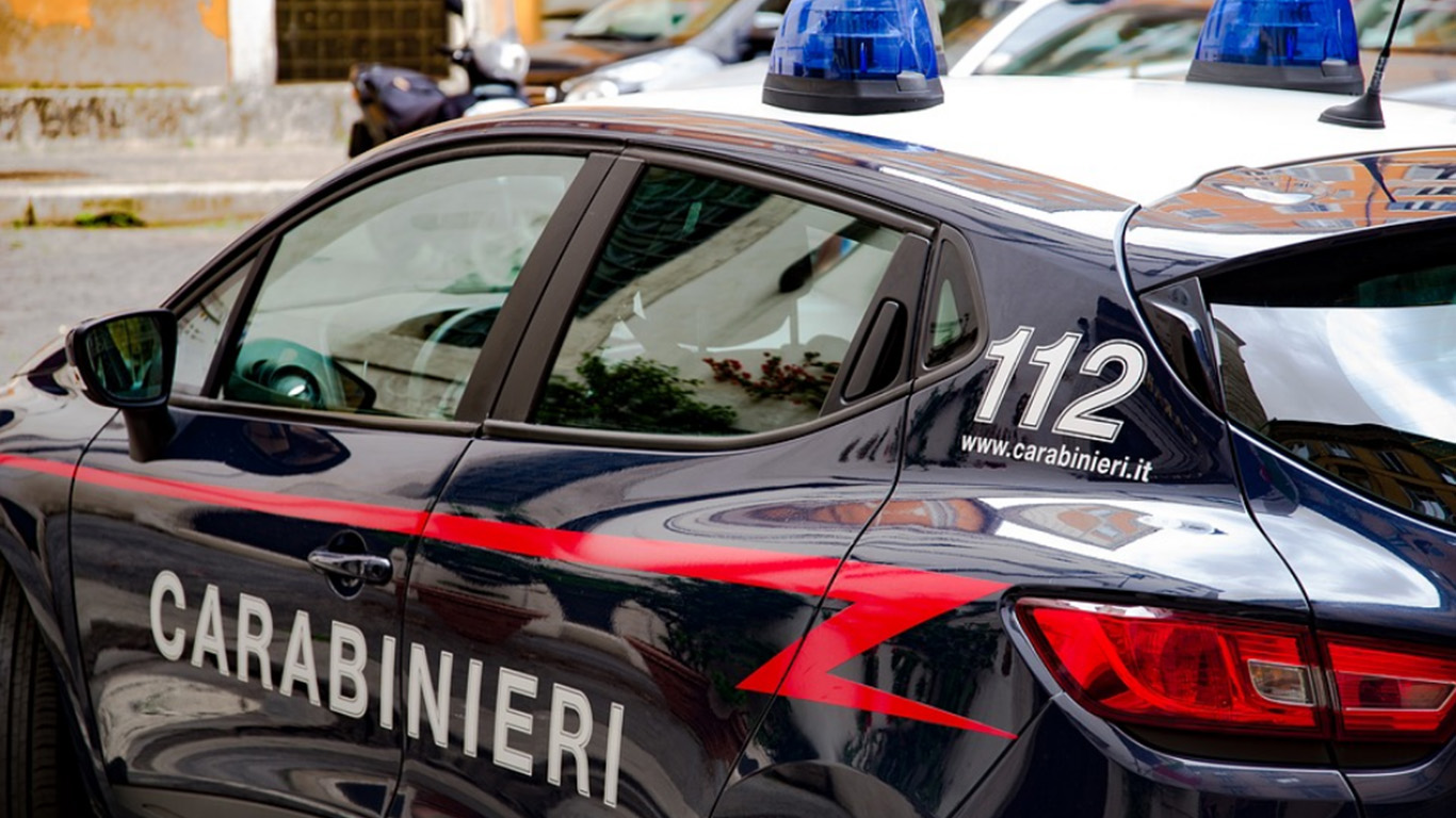 Inseguimento ad Ascoli, scappano al alt dei Carabinieri e si schiantano Inseguimento ad Ascoli, scappano al alt dei Carabinieri e si schiantano