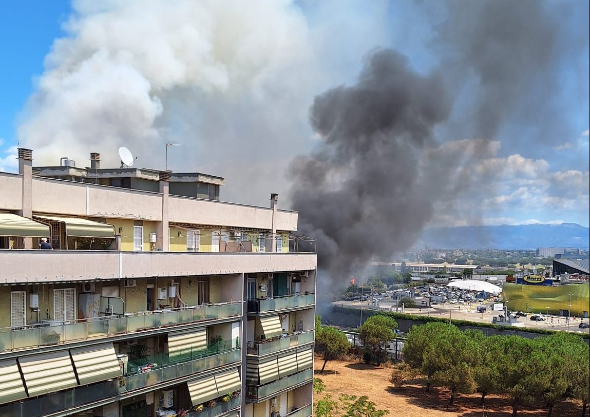 maxi incendio a cinecitt224 est esplosioni e fumo nero bloccato il grande raccordo anulare il video