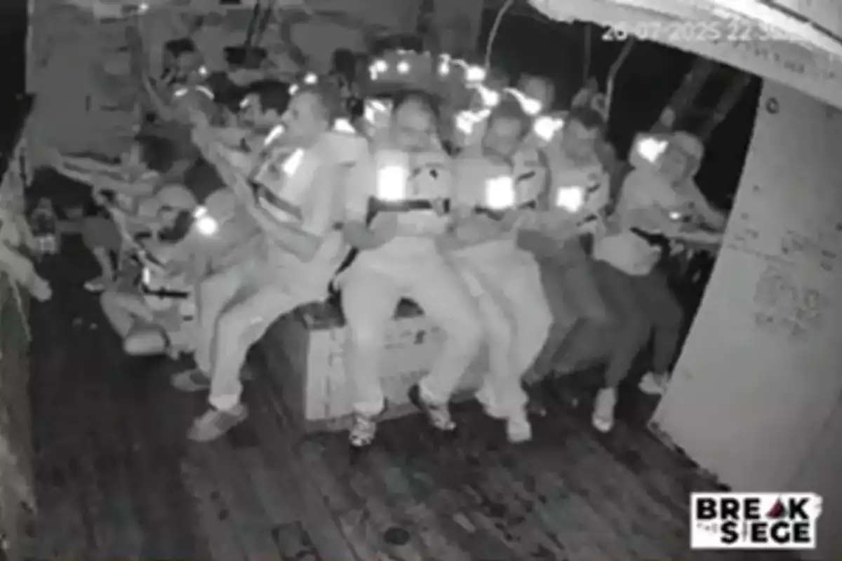 Israele abborda la Flotilla: 2 italiani a bordo (VIDEO) Israele abborda la Flotilla: 2 italiani a bordo (VIDEO)