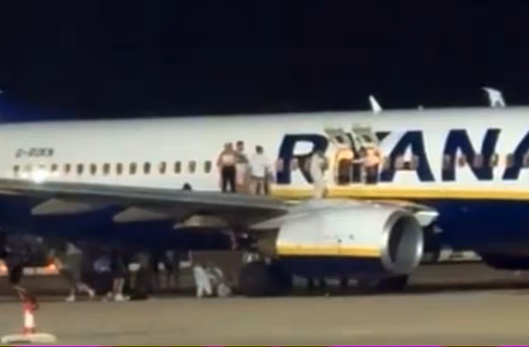 Incendio su un aereo della Ryanair a Maiorca Incendio su un aereo della Ryanair a Maiorca