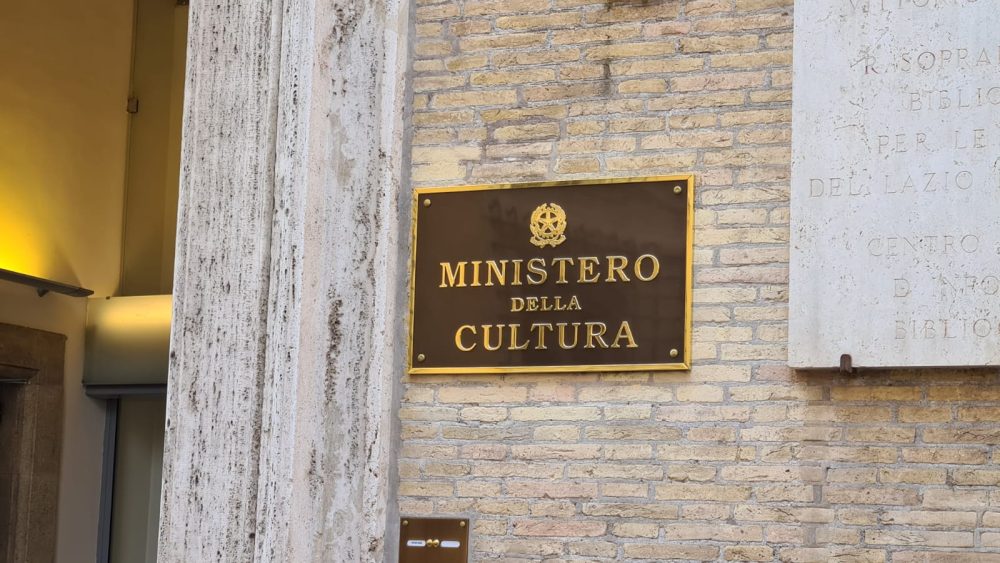 Borrelli si dimette dopo il caso Kaufmann, l’imbarazzo di Giuli
