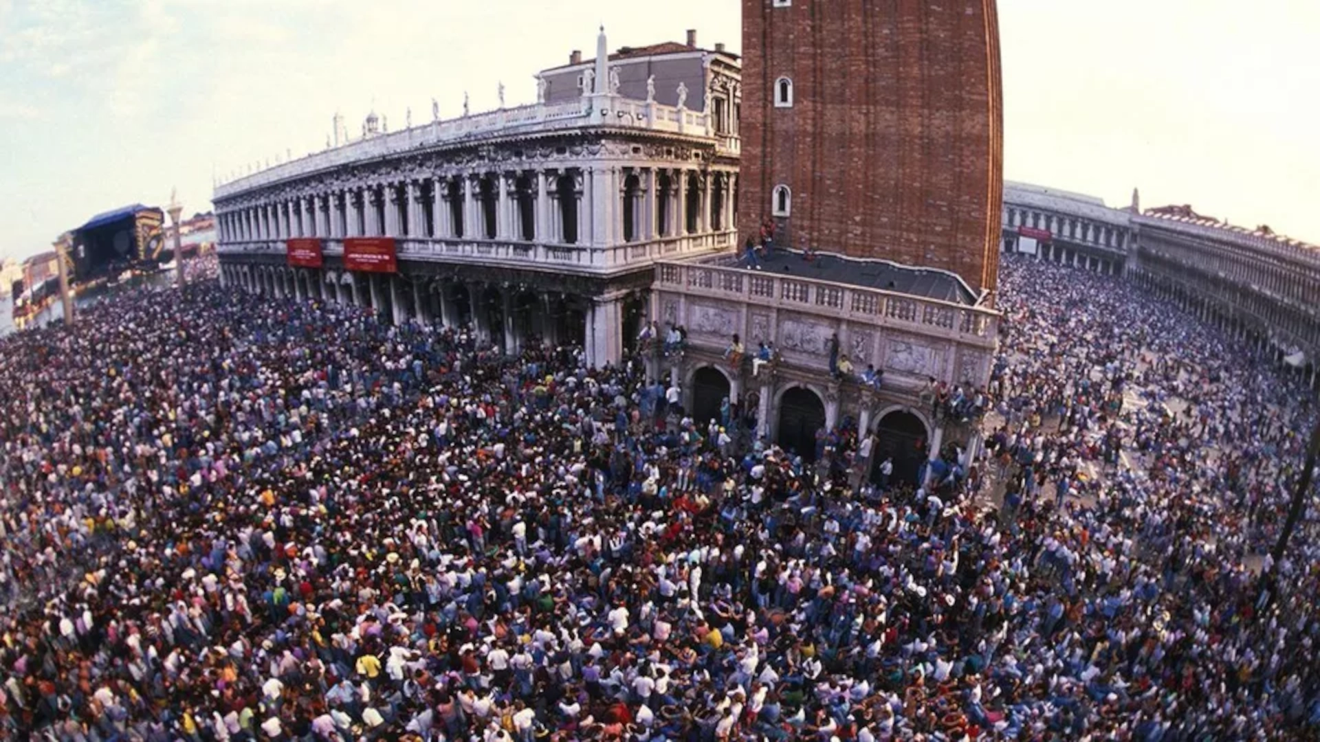 Venezia 1989: Quando i Pink Floyd suonarono sull’acqua Venezia 1989: Quando i Pink Floyd suonarono sull’acqua
