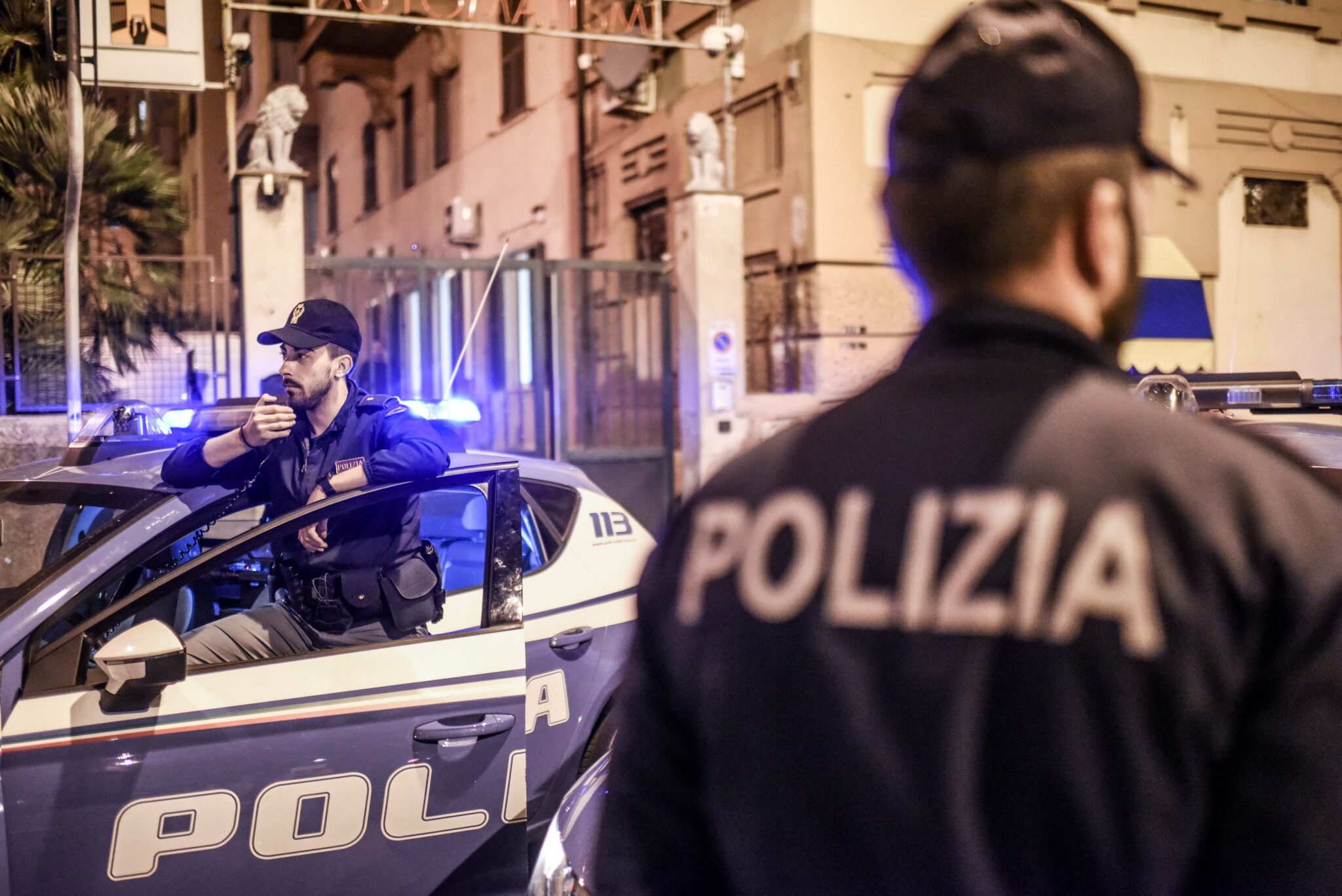 ucciso a coltellate in corso giulio cesare secondo omicidio tra pusher nella zona