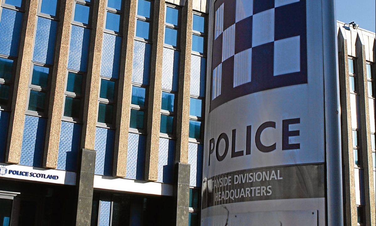 Ragazzina denunciata a Dundee per aver difeso la sorellina dalle molestie di immigrati Ragazzina denunciata a Dundee per aver difeso la sorellina dalle molestie di immigrati