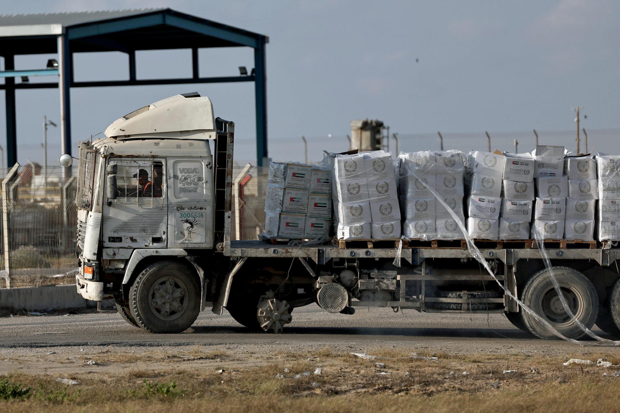 gaza camion di aiuti si ribalta durante assalto almeno 20 morti
