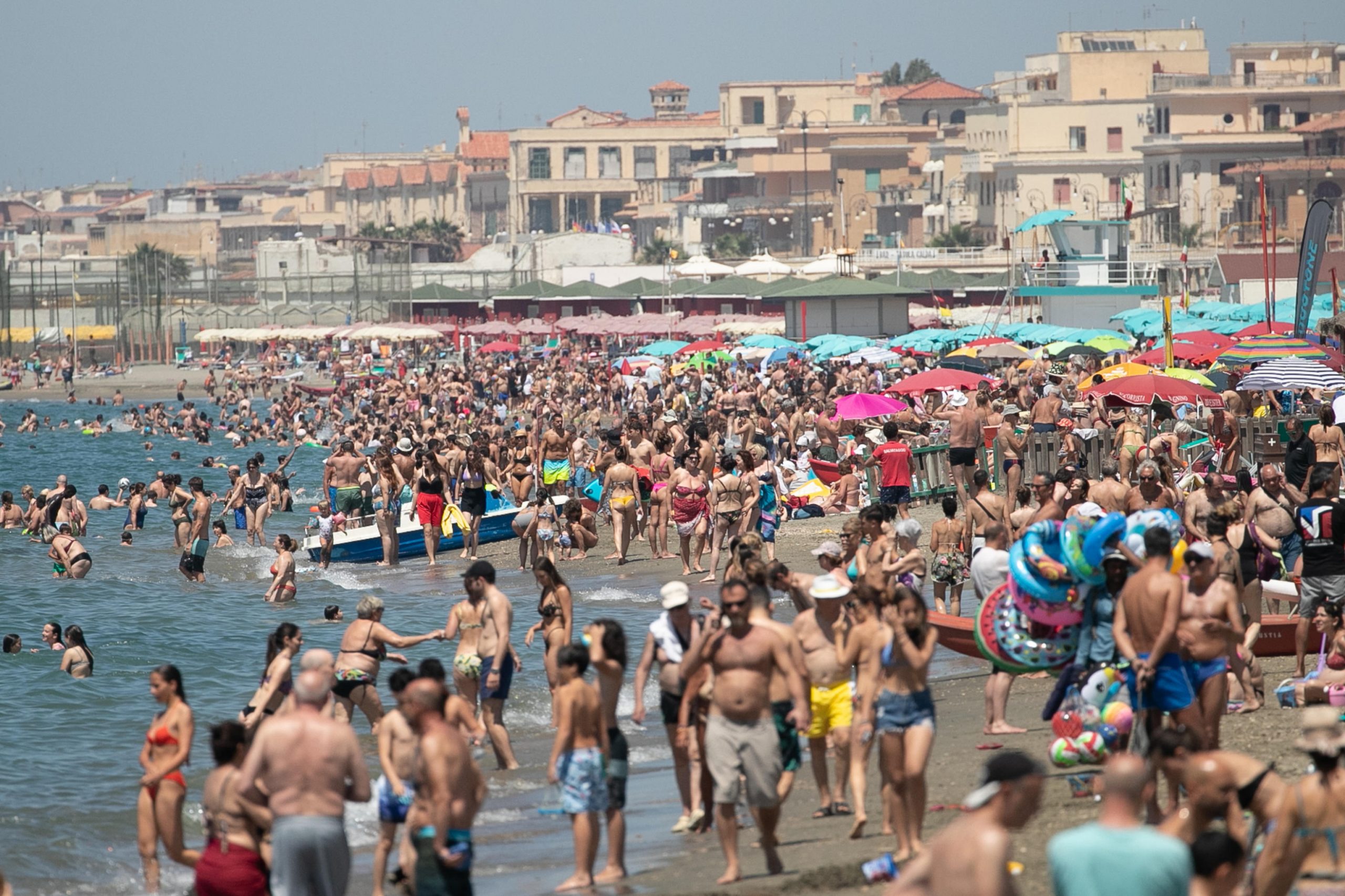 Botte tra le onde: maxi rissa ad Alassio
