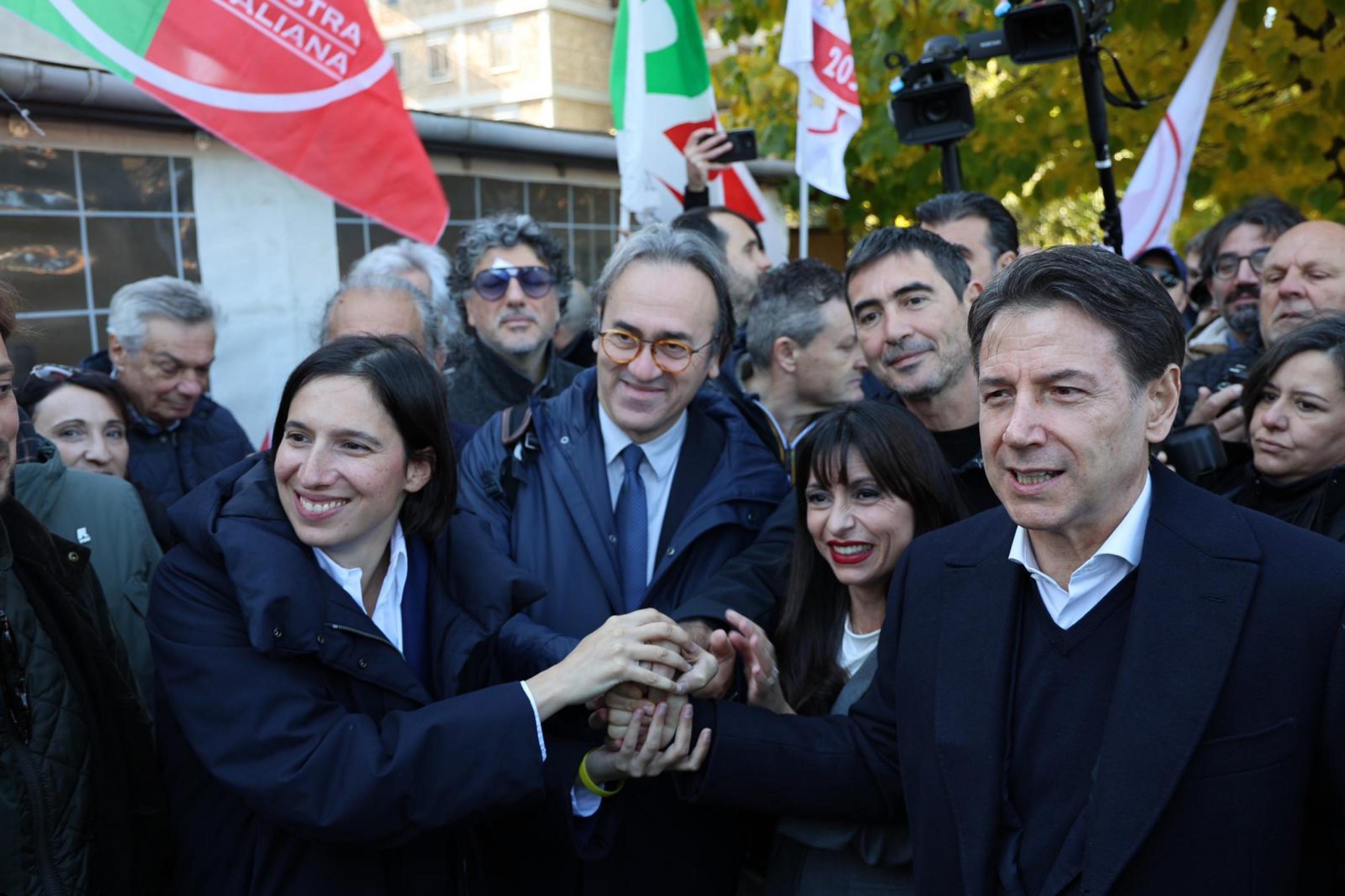 Se la Meloni a Rimini ha venduto fumo, il Pd in Campania lo ha comprato Se la Meloni a Rimini ha venduto fumo, il Pd in Campania lo ha comprato