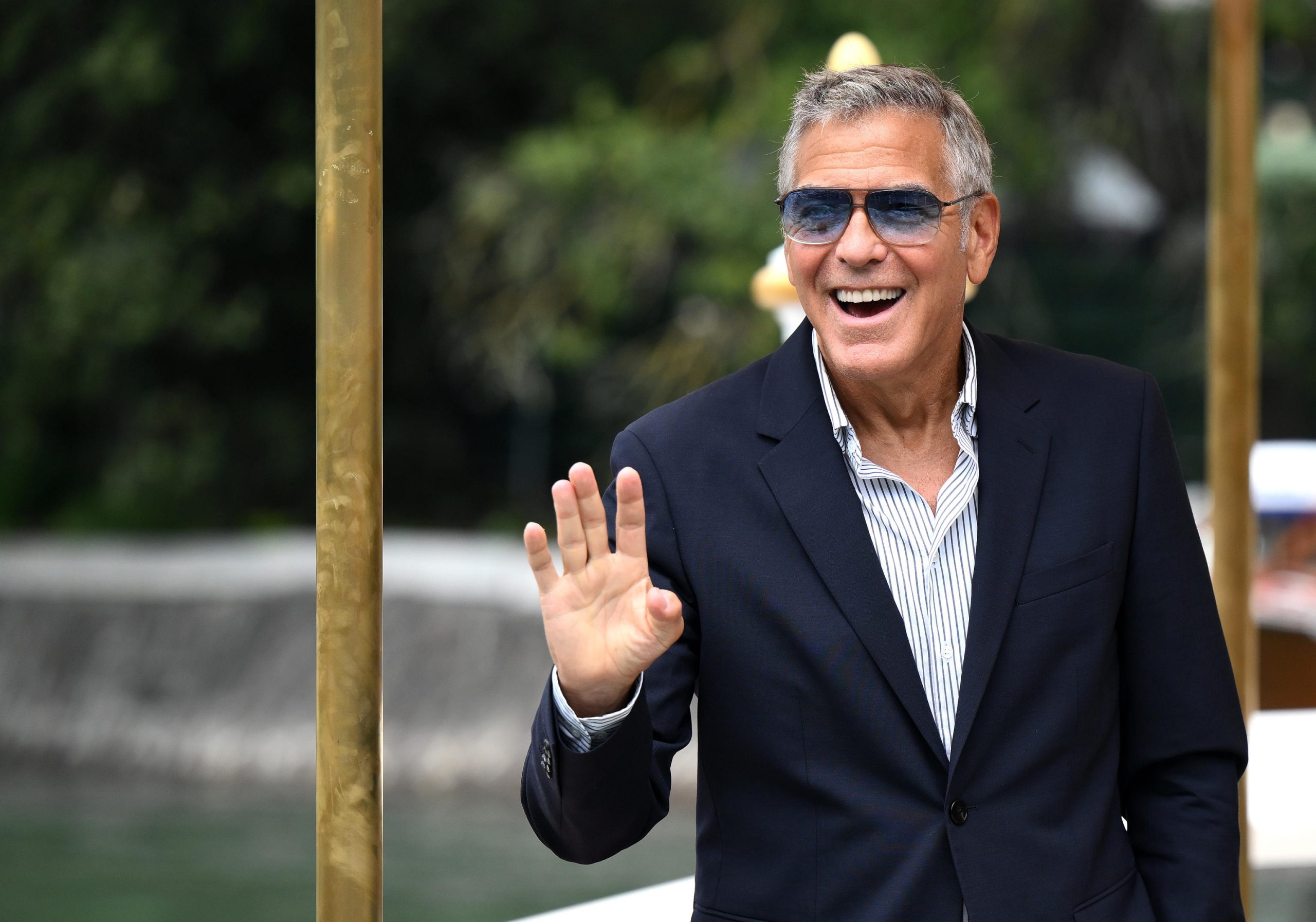 Clooney e Sandler brillano a Venezia, Lanthimos in tono minore con Bugonia