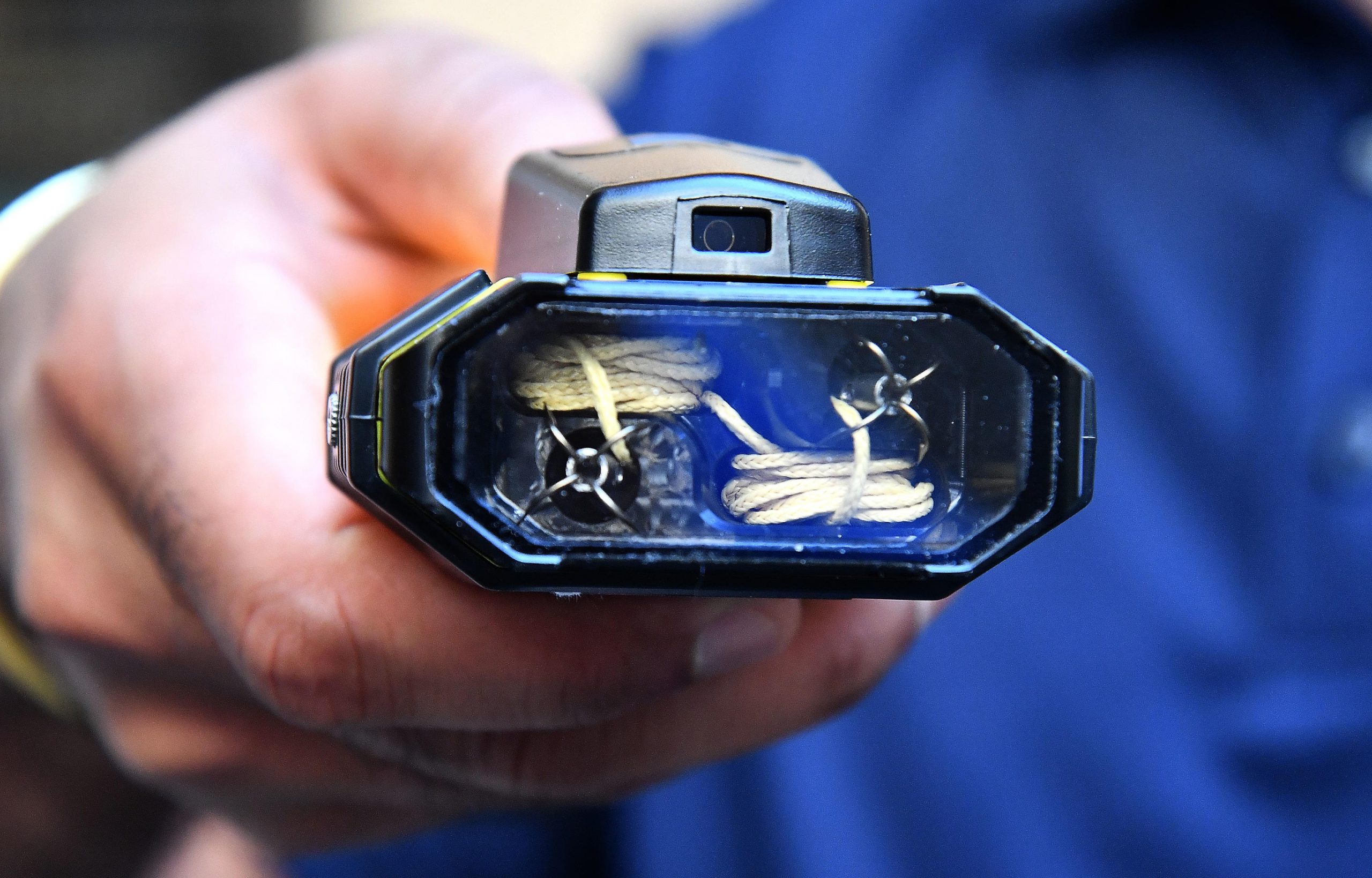il taser un8217arma di ipocrisia politica