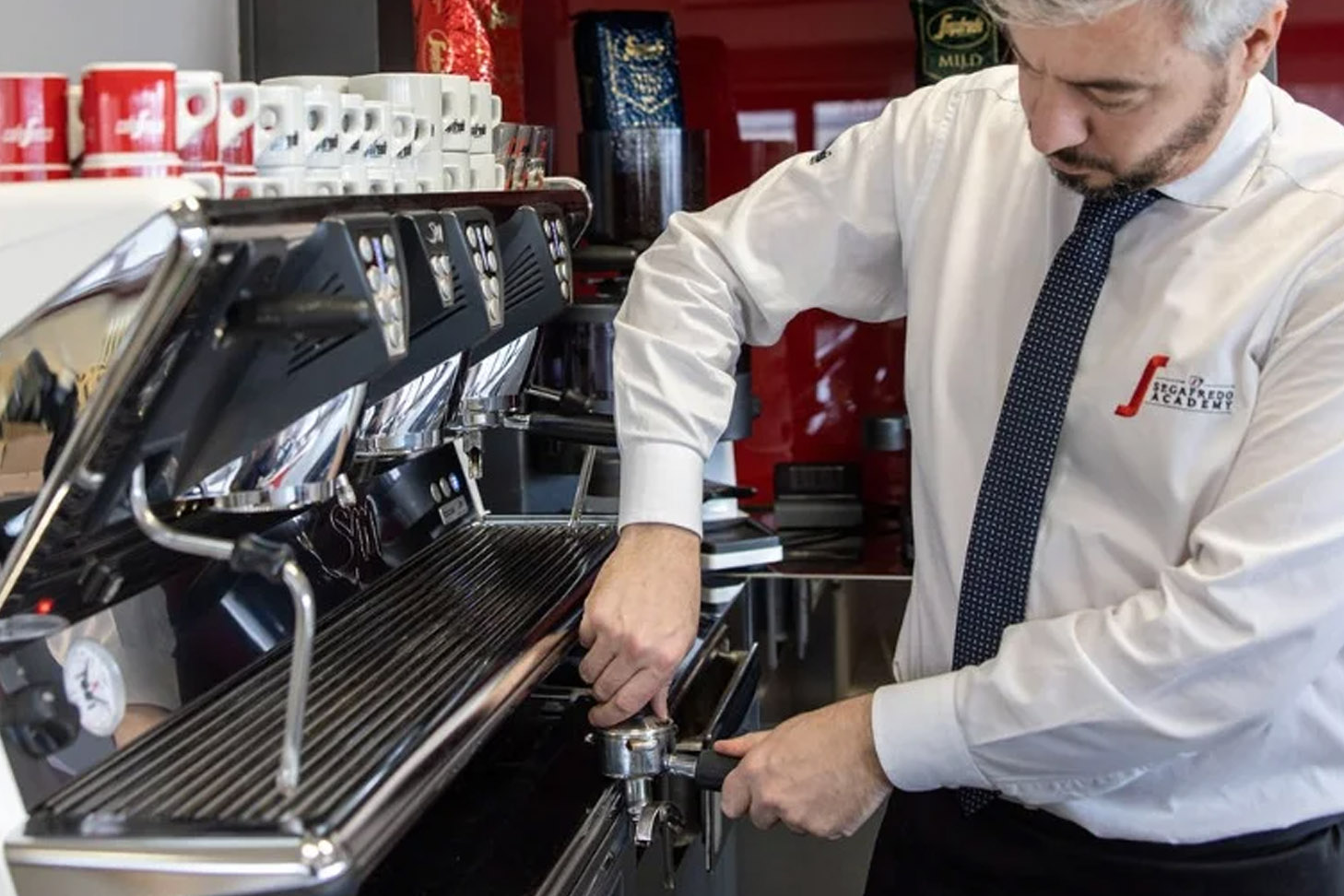 Altro che overtourism, a Ferragosto il sindaco offre il caffè ai turisti