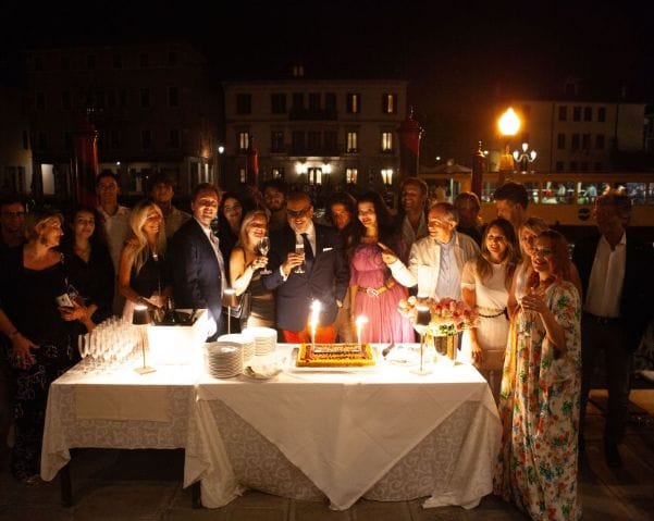 venezia celebra il compleanno del prof carlin sul canal grande