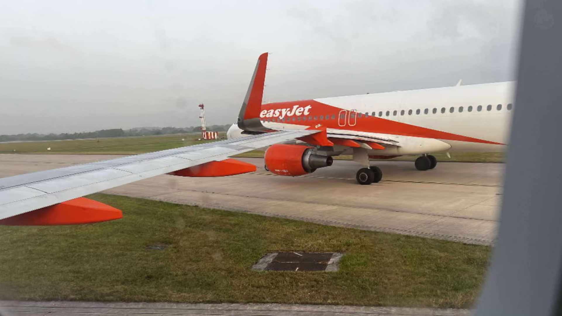 collisione tra due aerei easyjet a manchester disagi e indagini in corso