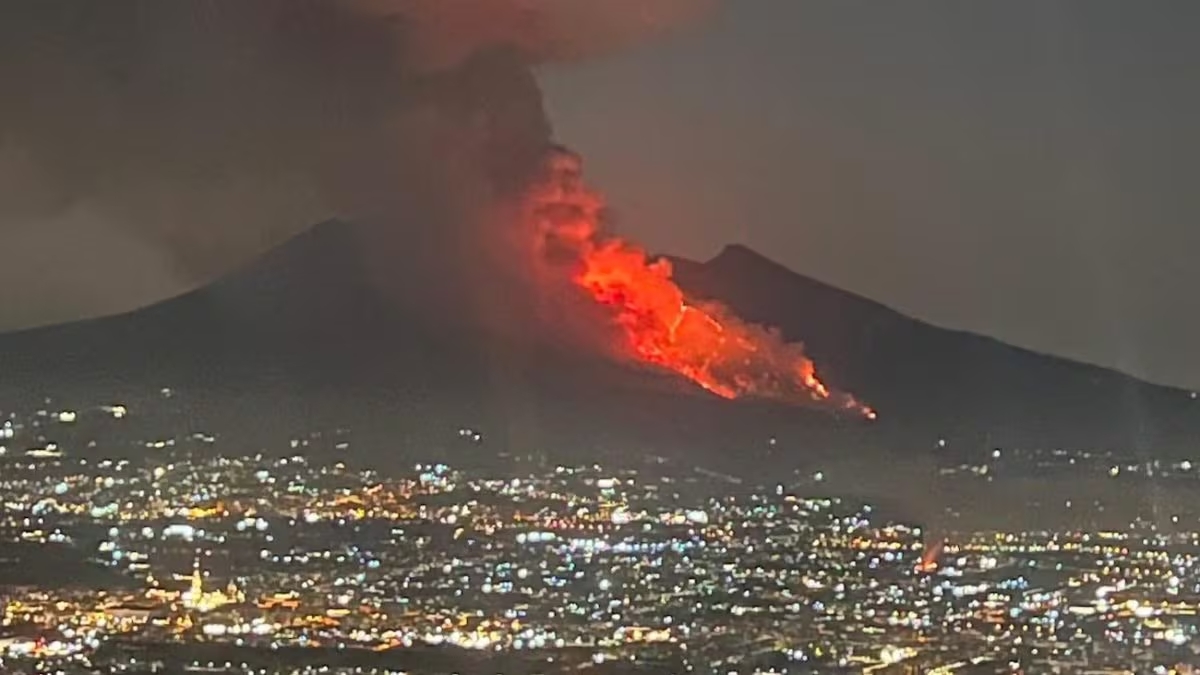 Brucia da giorni il Parco del Vesuvio, De Luca: Intervenga l’Esercito Brucia da giorni il Parco del Vesuvio, De Luca: Intervenga l’Esercito
