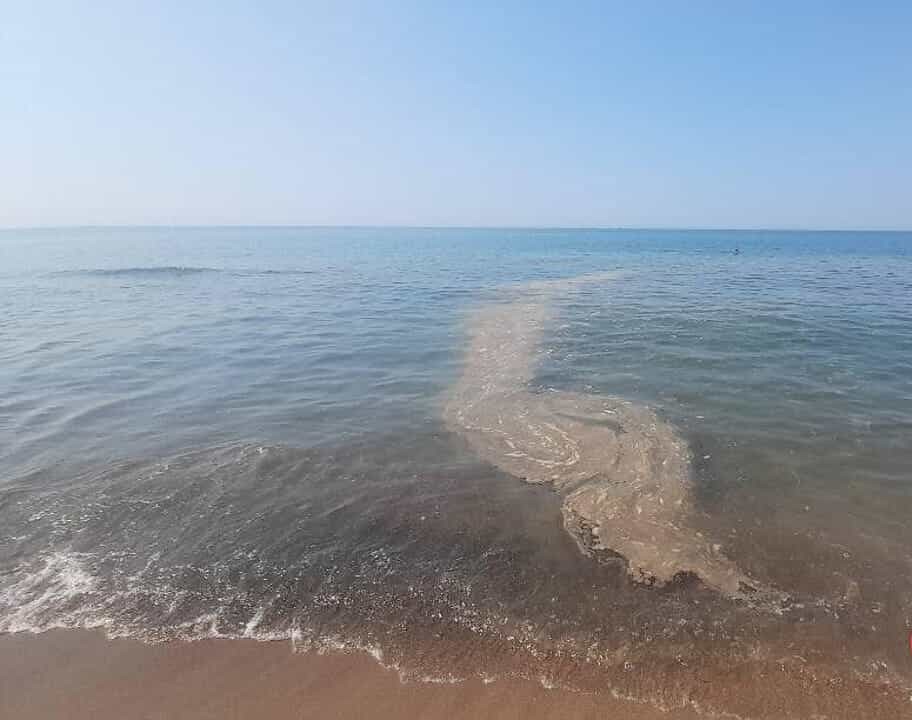 baia domizia senza pace un fiume marrone nel mare