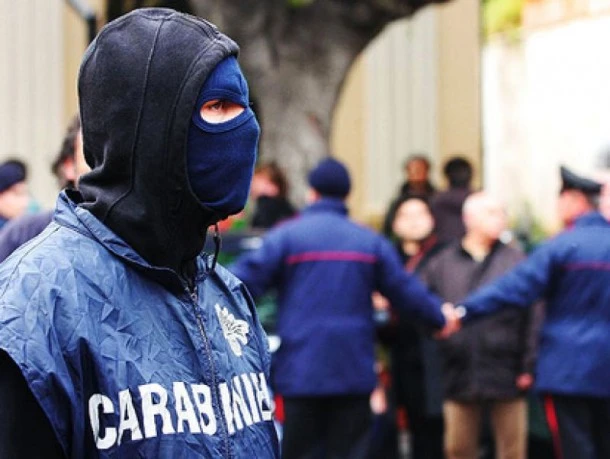 riciclaggio della camorra in 3 tabacchi sequestro da un milione