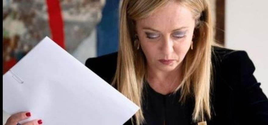 Nomine nei porti, Meloni sfoglia il dossier Nomine nei porti, Meloni sfoglia il dossier