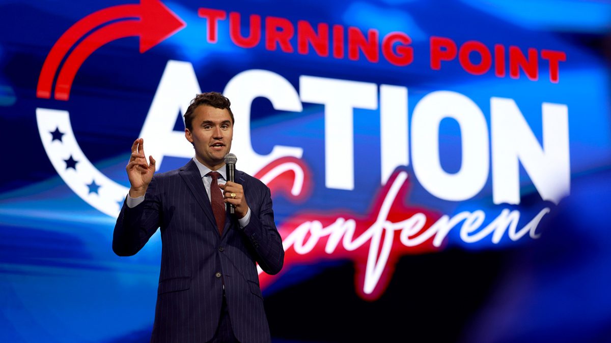 Un unica mano e tante teste. Ecco perché l’omicidio di Charlie Kirk è “collettivo”. L’assassination culture