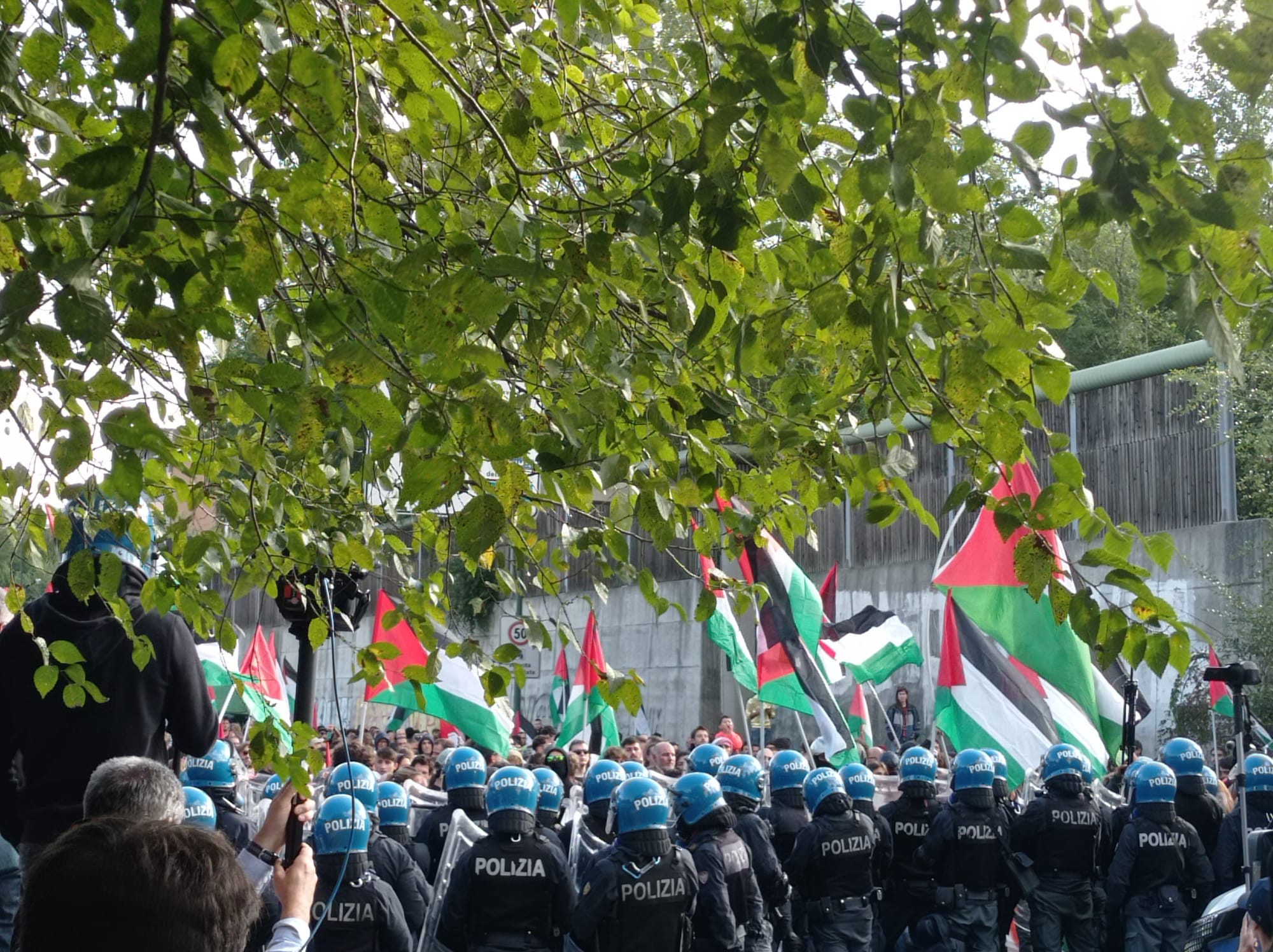 Aeroporto di Caselle, chiusa la superstrada. La polizia blocca il corteo pro Pal
