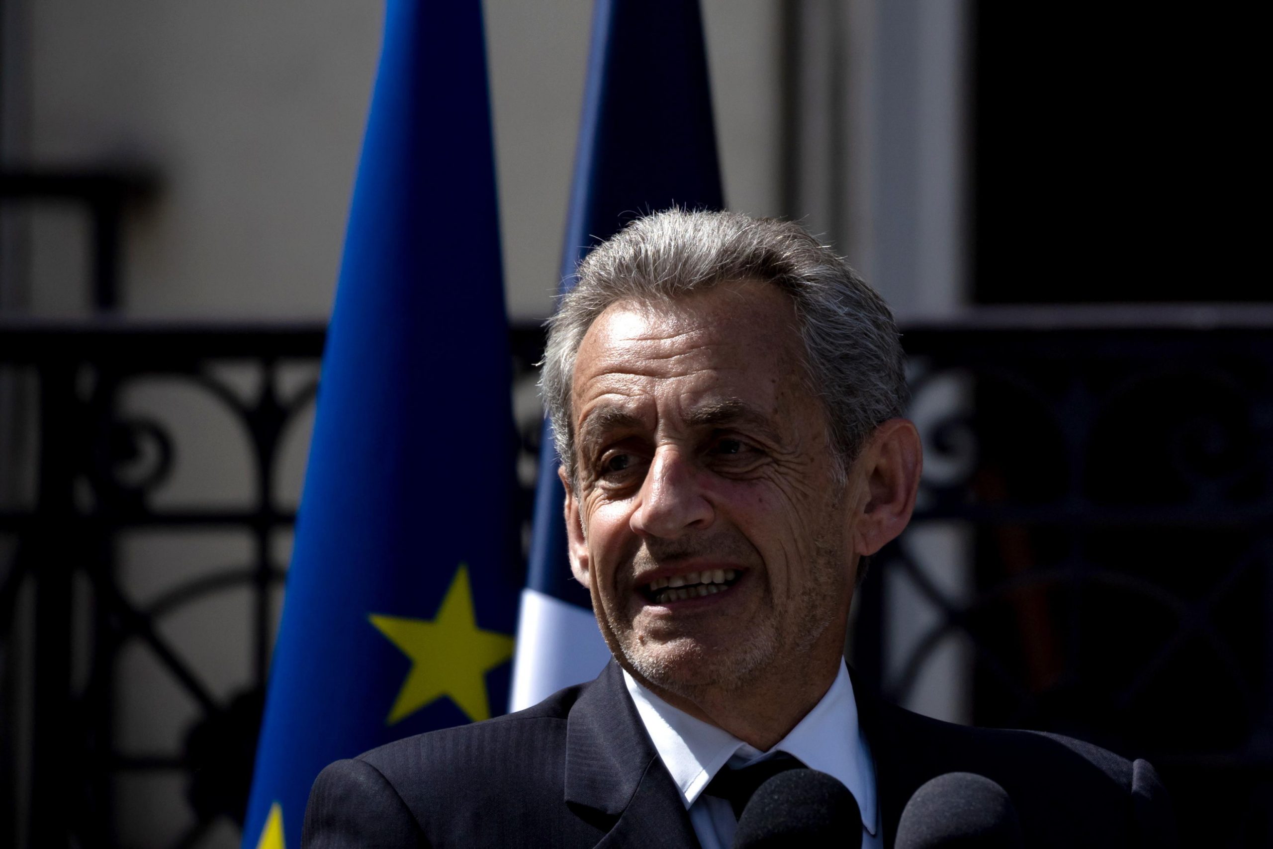 Pure Sarkozy sfiducia Bayrou: la Francia nel caos