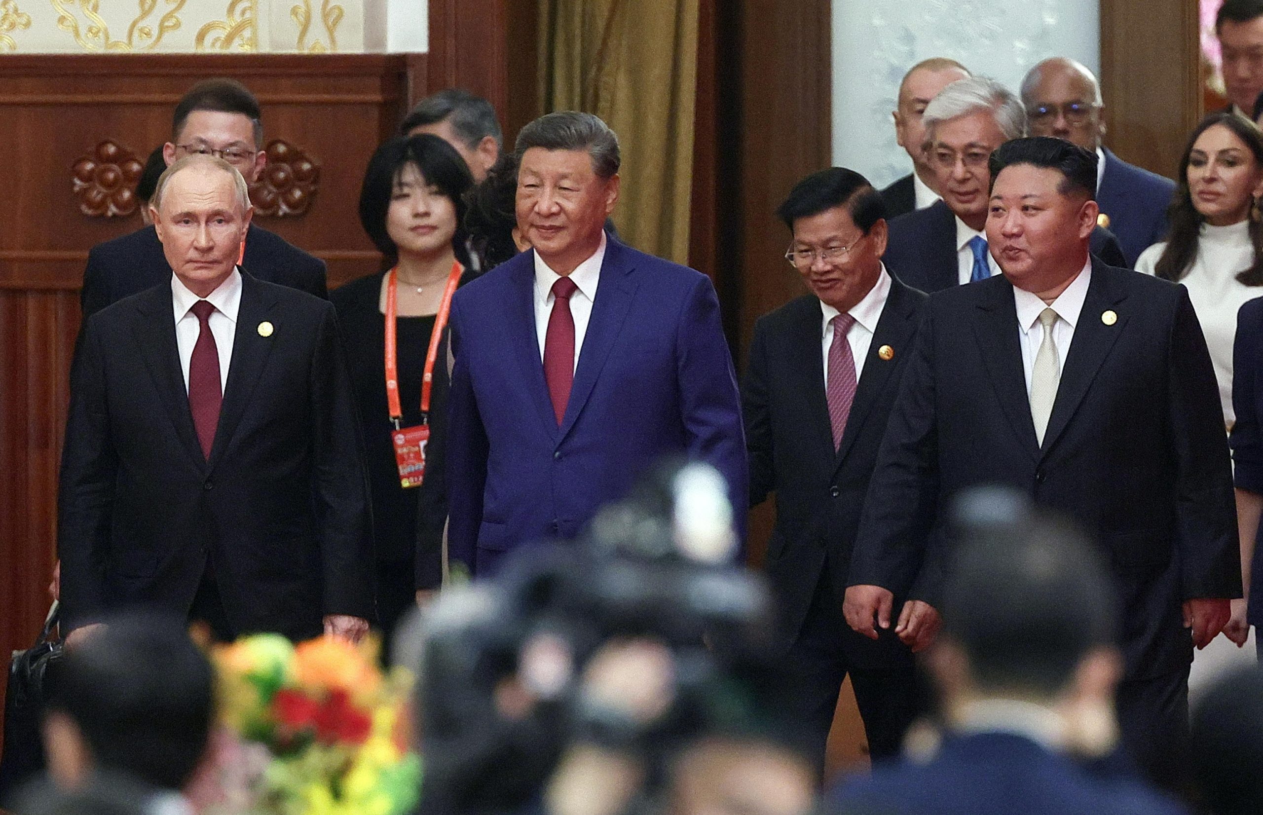 Putin abbraccia Kim: “Combattiamo contro il nazismo moderno” Putin abbraccia Kim: “Combattiamo contro il nazismo moderno”