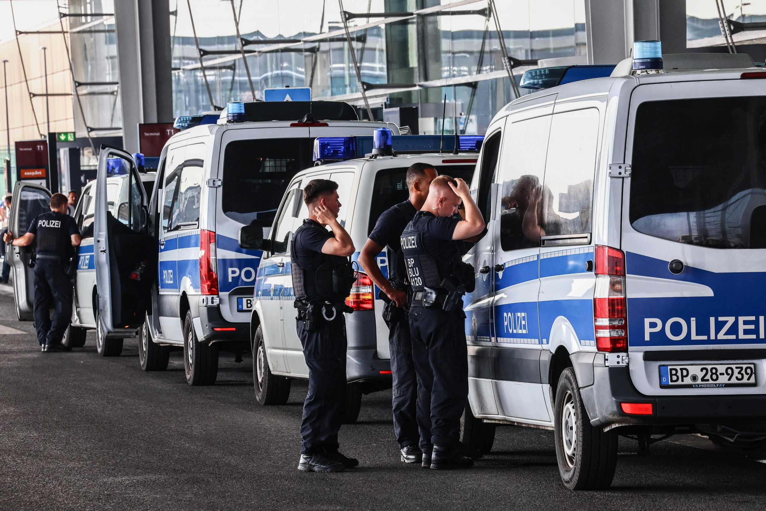 Auto travolge gruppo di bambini, paura a Berlino Auto travolge gruppo di bambini, paura a Berlino