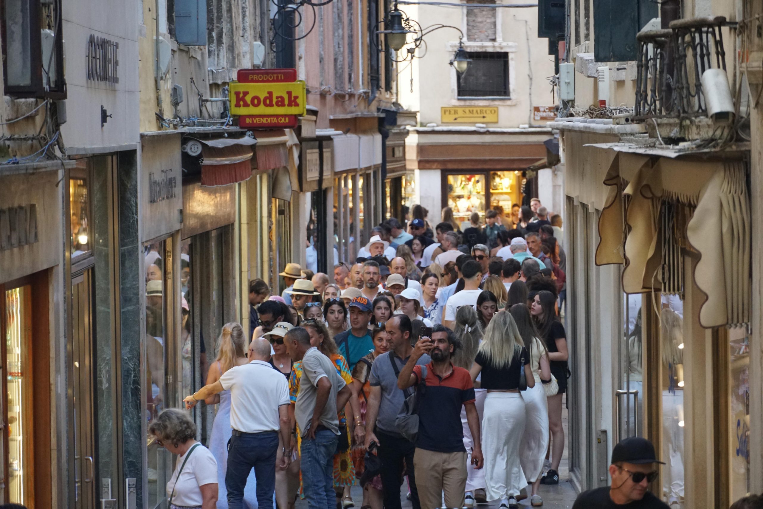 venezia il mondo al contrario dove i borseggiatori denunciano i cittadini