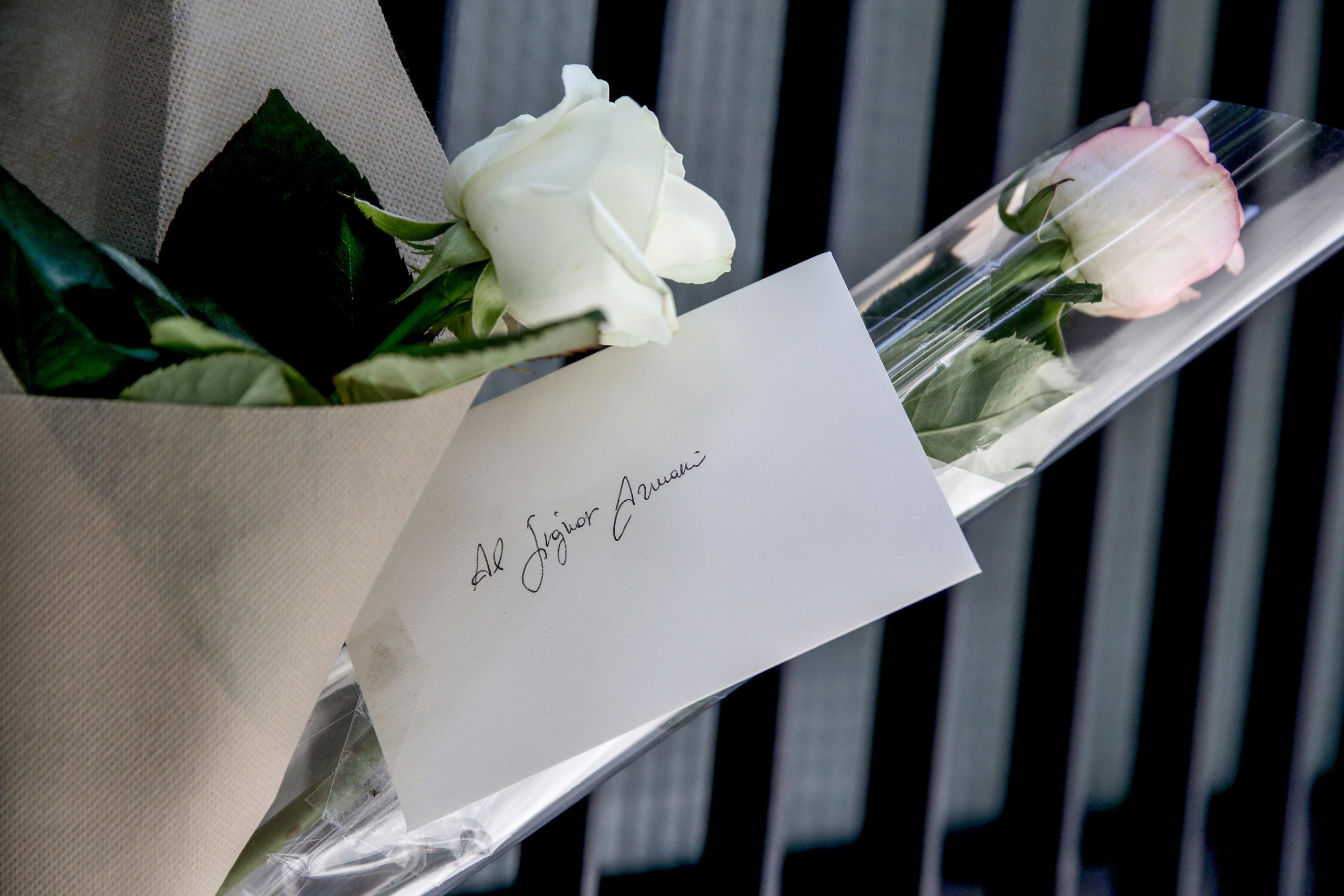 giorgio armani aperta la camera ardente a milano migliaia in coda