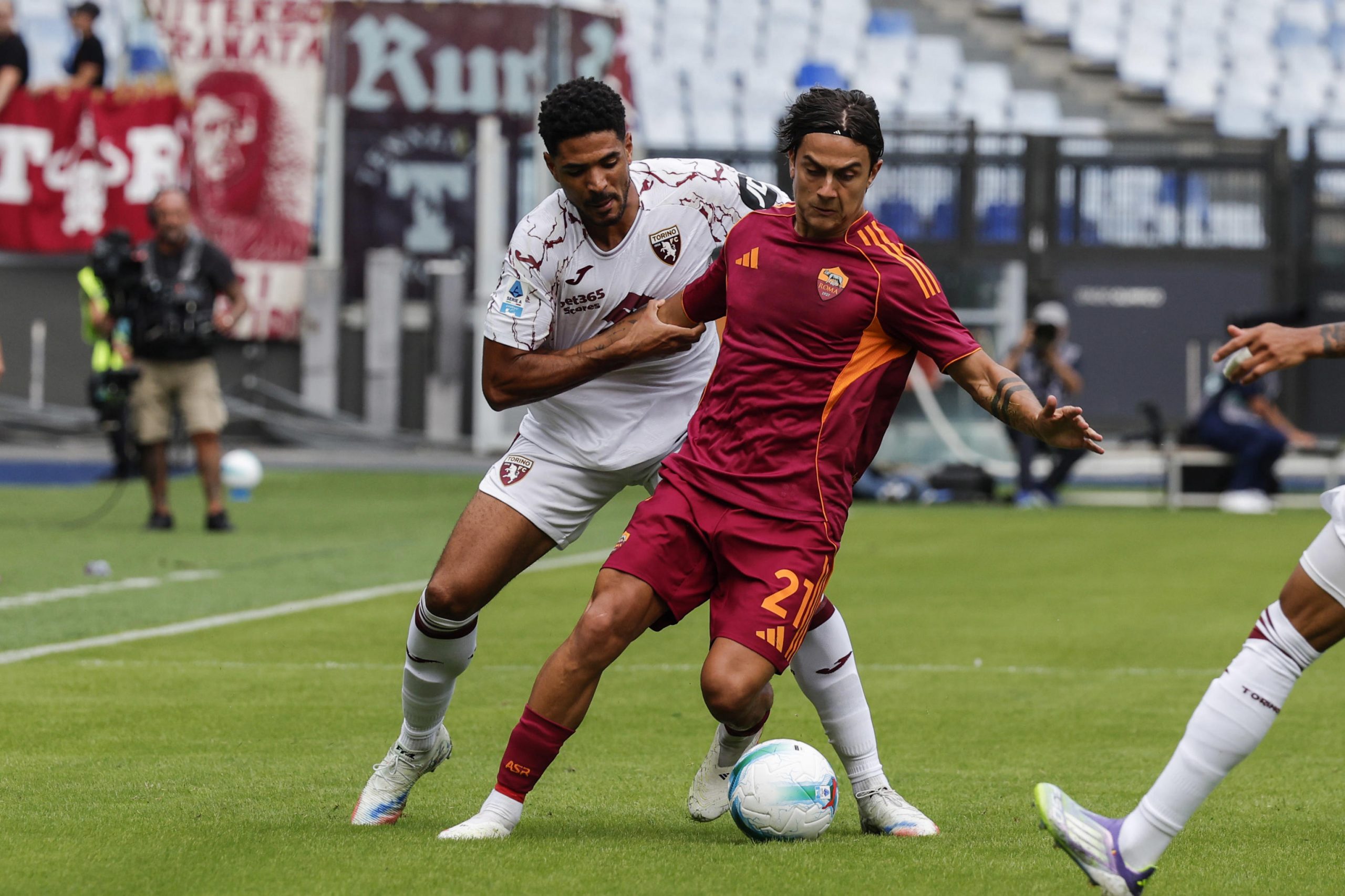 Serie A, tegola sulla Roma: Dybala infortunato salta il derby con la Lazio Serie A, tegola sulla Roma: Dybala infortunato salta il derby con la Lazio