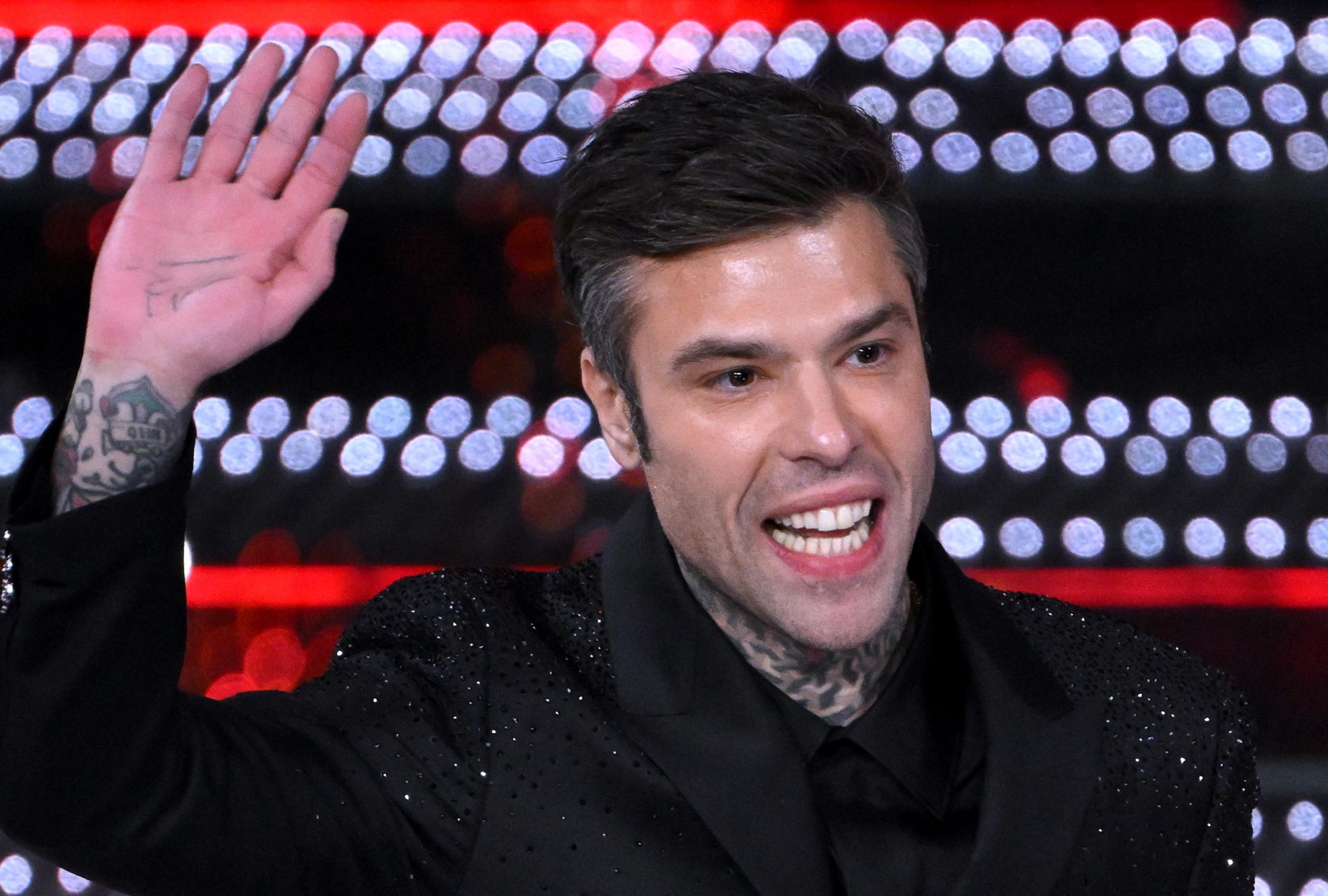 Fedez è tornato e se la prende con Sinner: “Accento di Hitler”