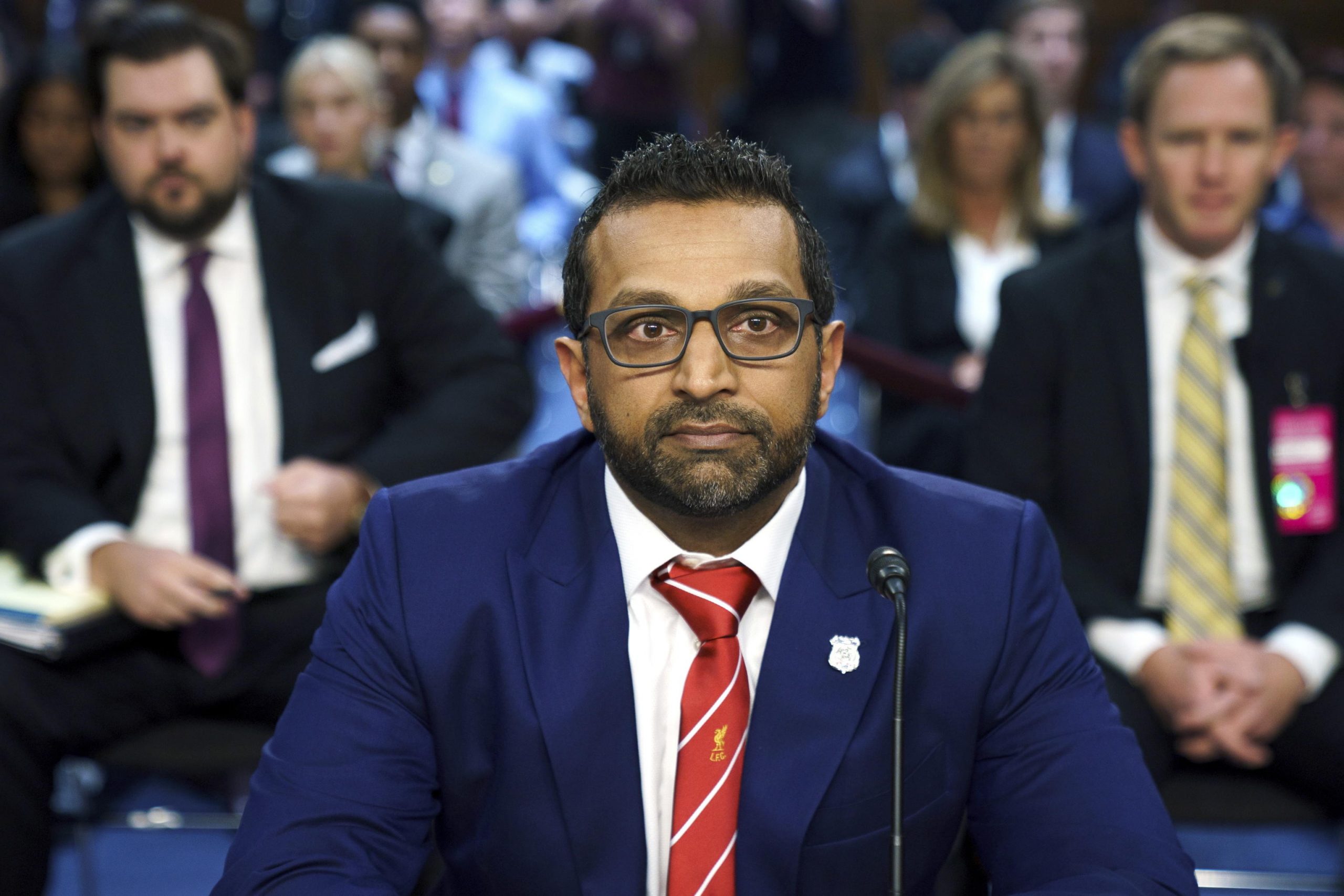 You’ll never walk alone, Kash Patel: il capo dell’Fbi al Senato con la cravatta del Liverpool