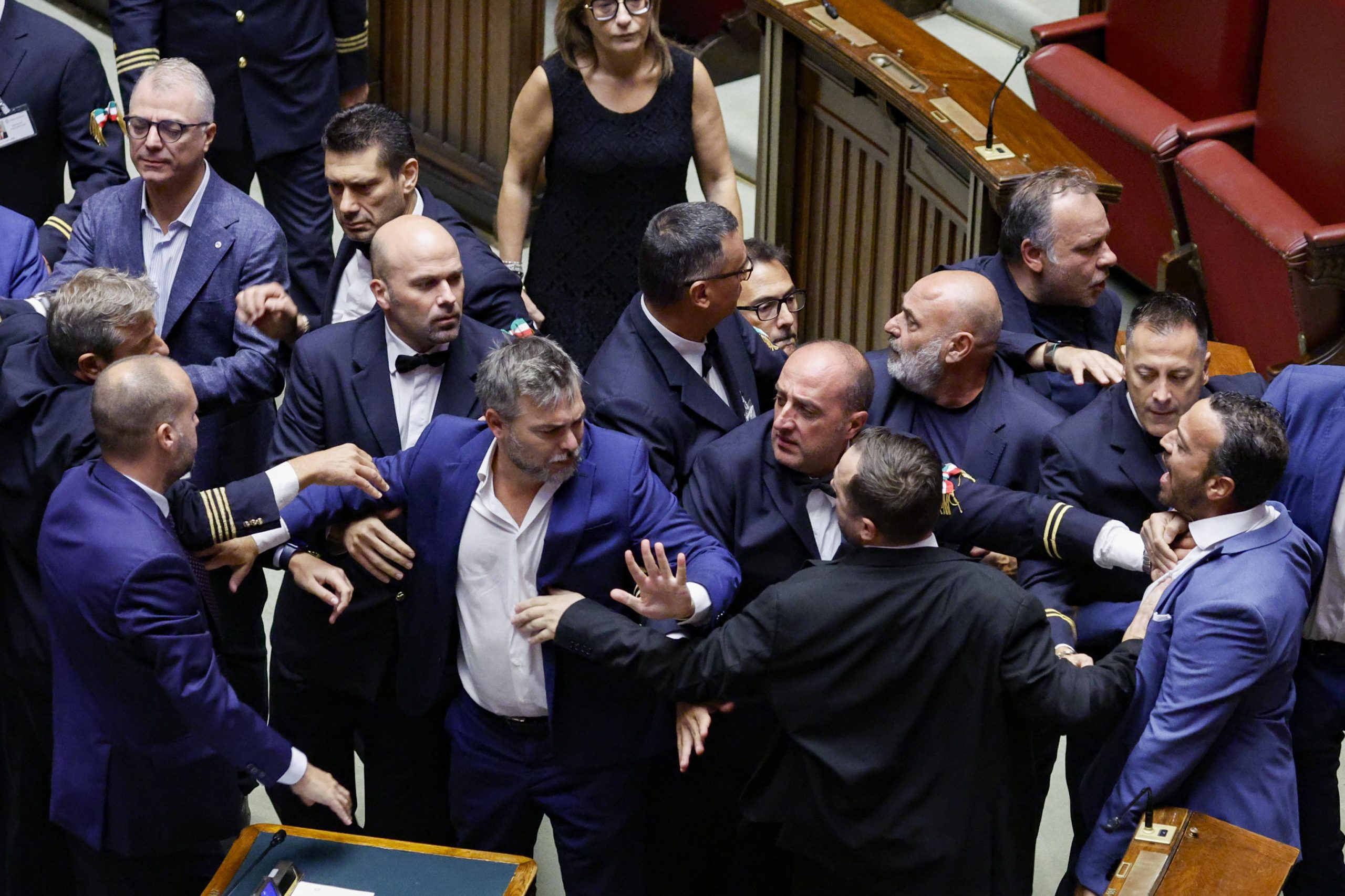 Ok della Camera alla riforma della Giustizia, ma in aula scoppia la bagarre Ok della Camera alla riforma della Giustizia, ma in aula scoppia la bagarre