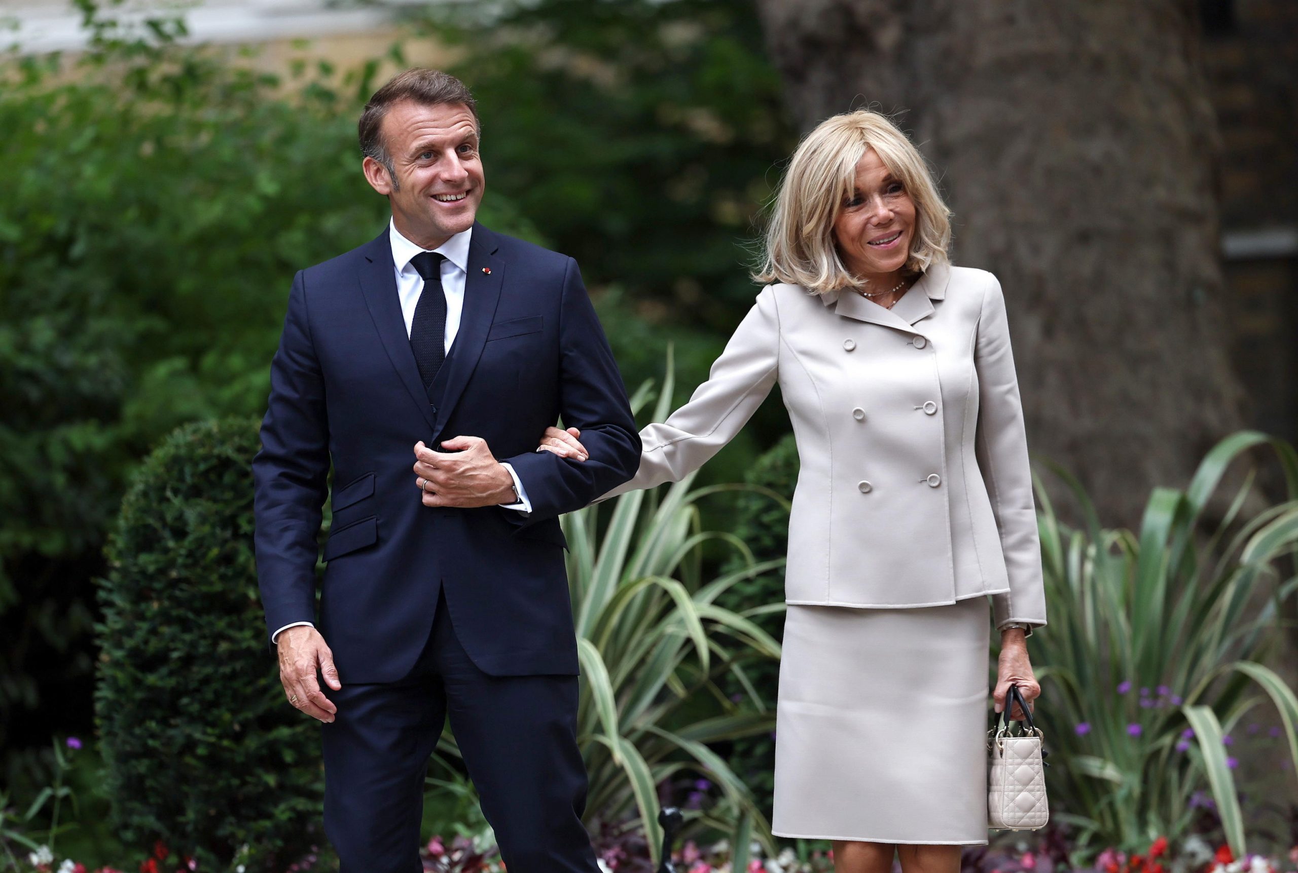 “Brigitte è una donna”: i Macron con le prove in tribunale contro le fake news
