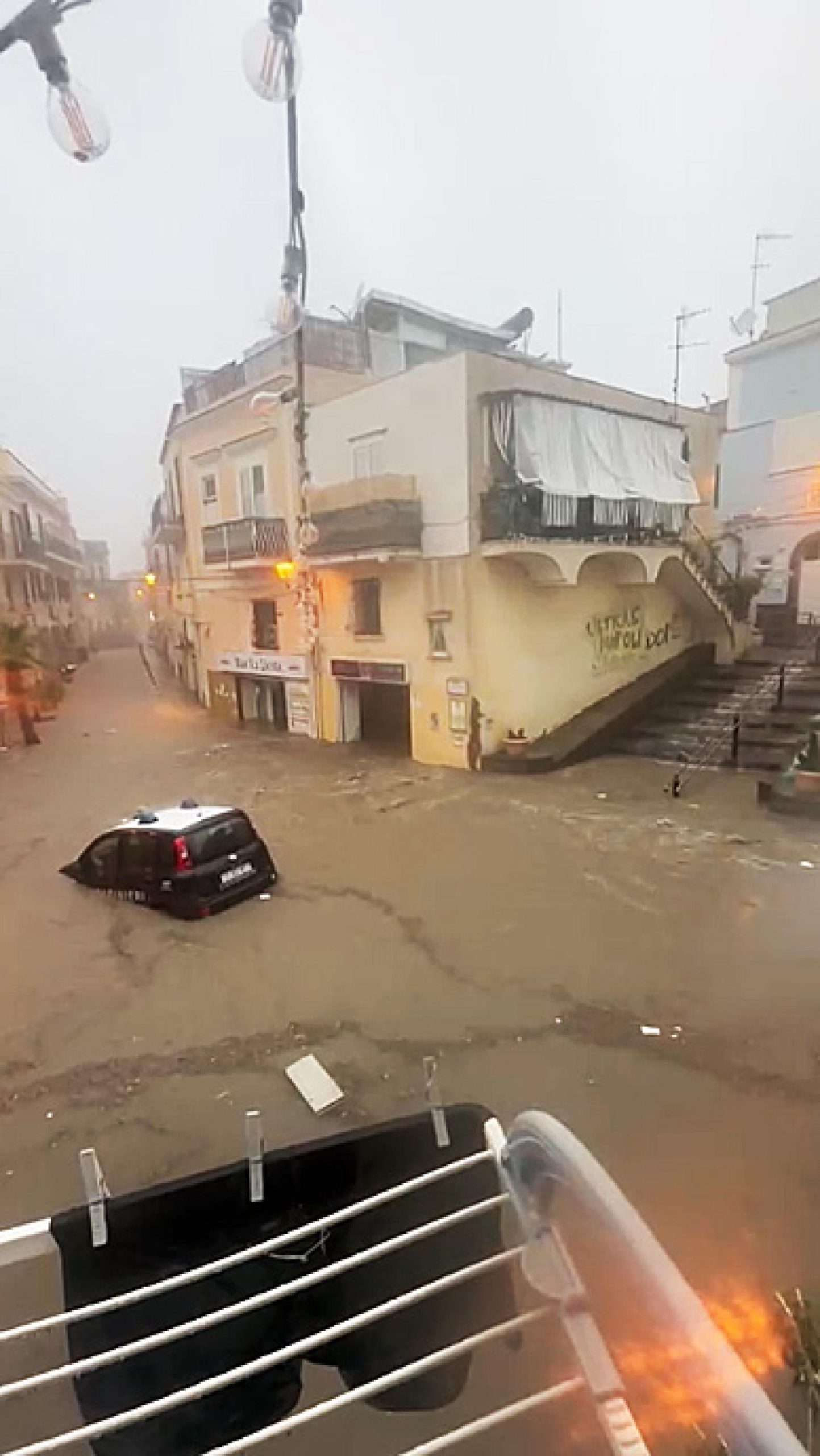Ischia nella morsa del maltempo: evacuate due scuole e un asilo
