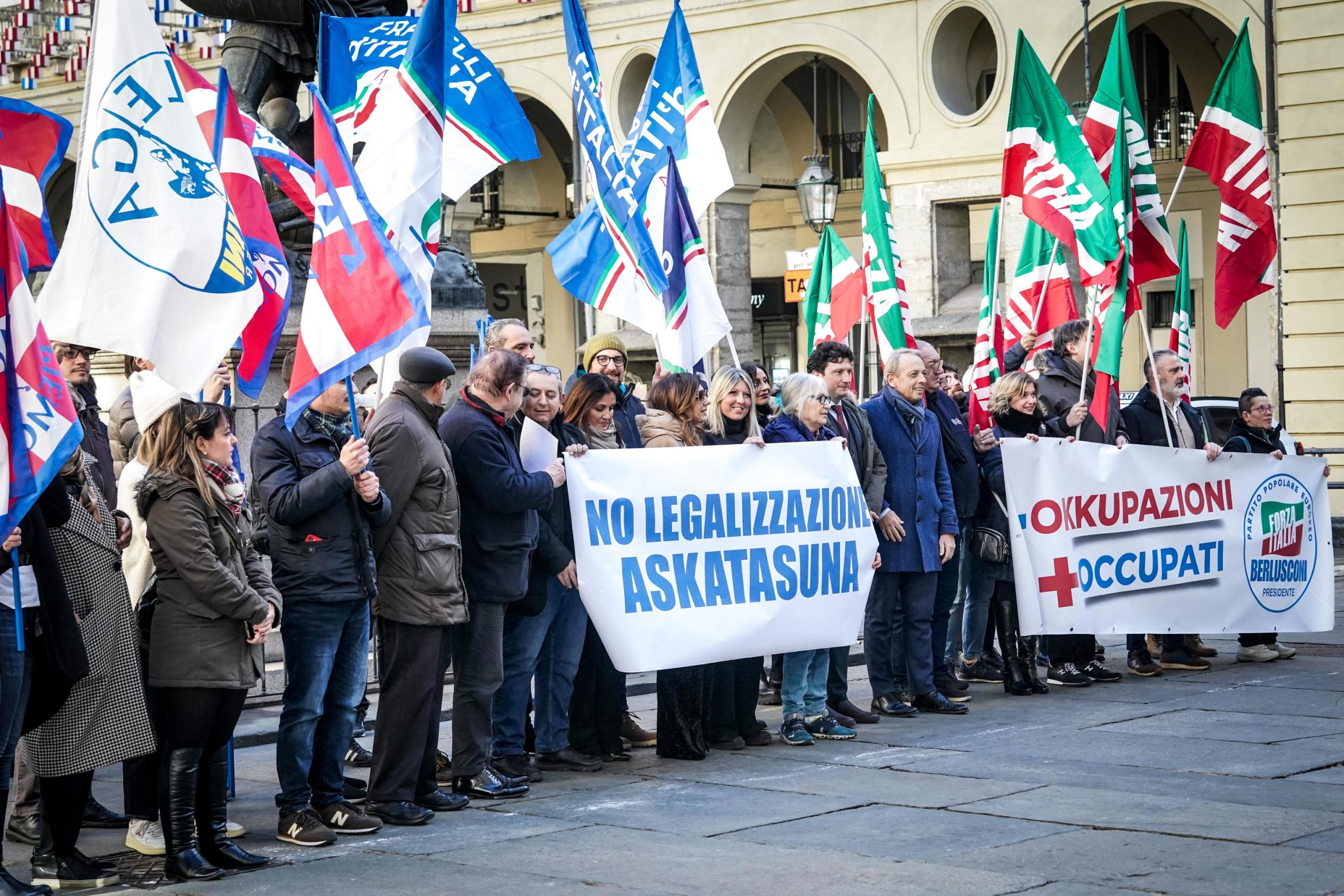 Ma il centrodestra non ha (per ora) un candidato né in Campania né in Puglia