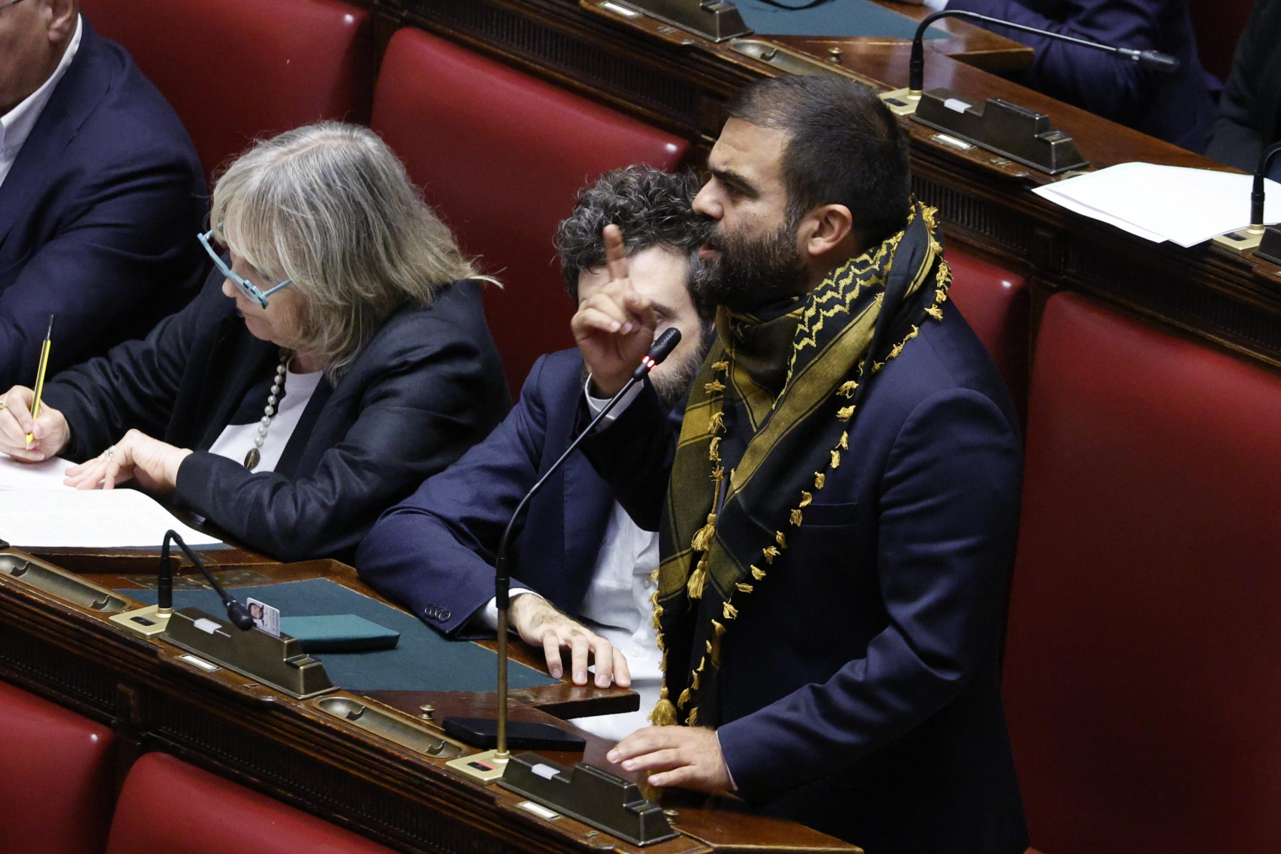 Tra Kefiah vere ed elmetti metaforici. Lo scontro tra pro Pal e agenti sbarca alla Camera