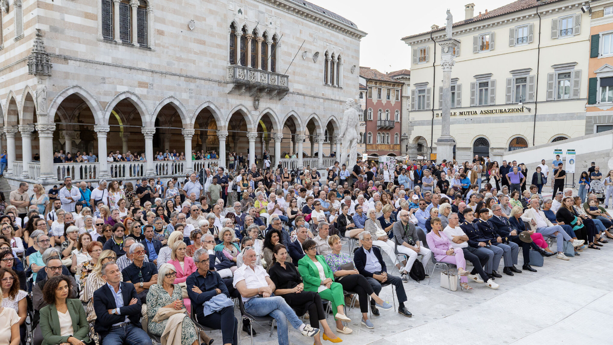 medici assieme alle loro pazienti in passerella contro il cancro