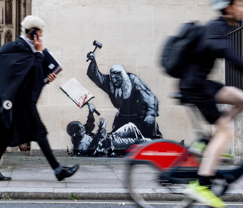 Banksy, l’opera alla Royal Courts of Justice di Londra verrà rimossa Banksy, l’opera alla Royal Courts of Justice di Londra verrà rimossa