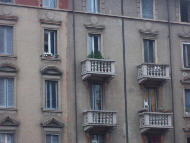 tenta il suicidio lanciandosi dal balcone ma atterra su un8217anziana e la uccide