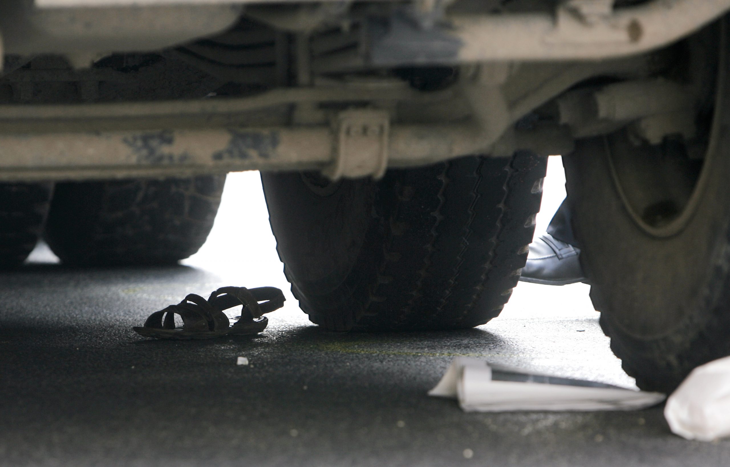 Studentessa investita da camion mentre aspetta l’autobus